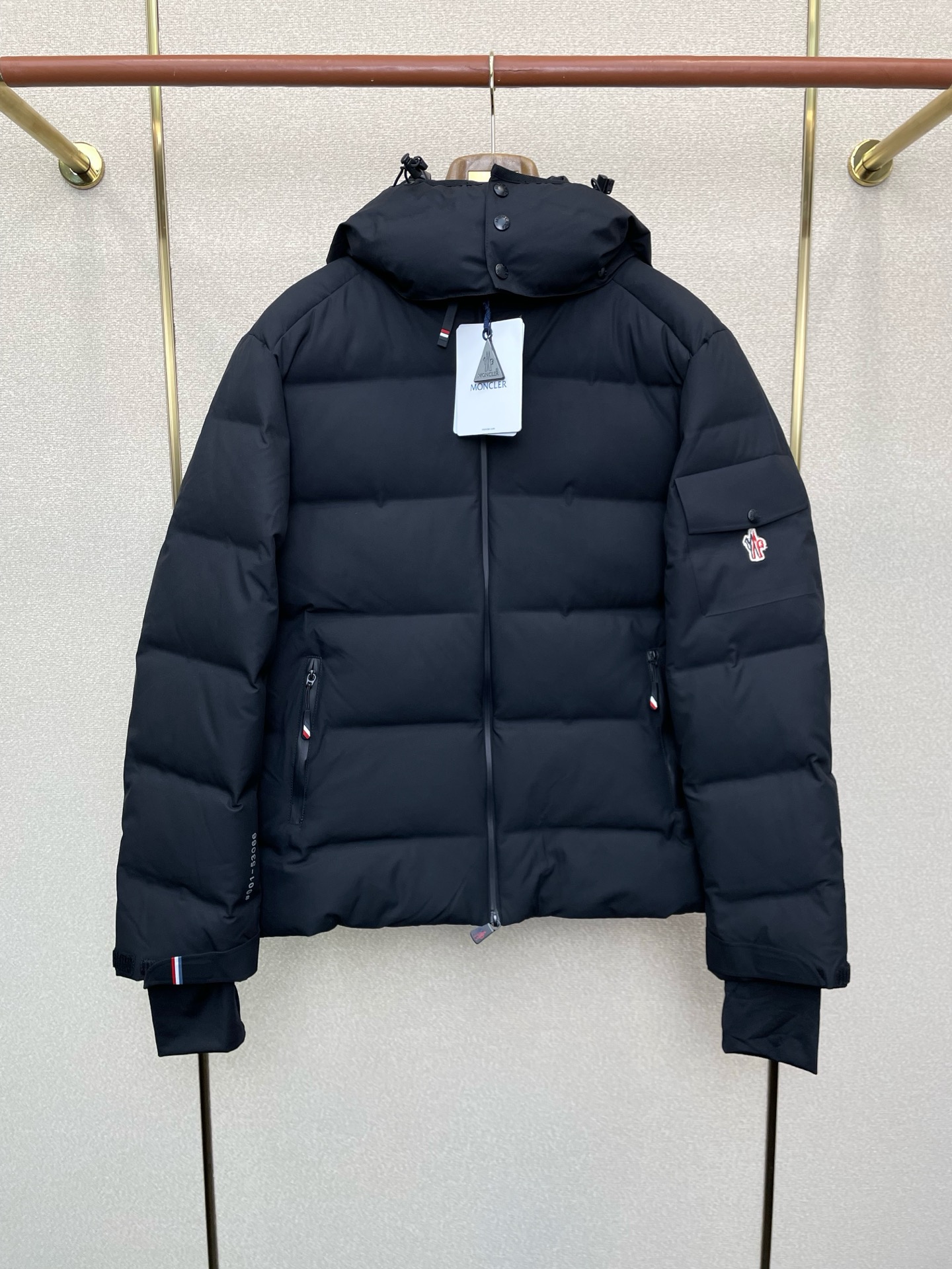 。羽绒服-Moncler蒙口💥砸锅卖铁都要上的新款！秋冬新款羽绒服夹克。贸易公司渠道稀出，降温天气必备的