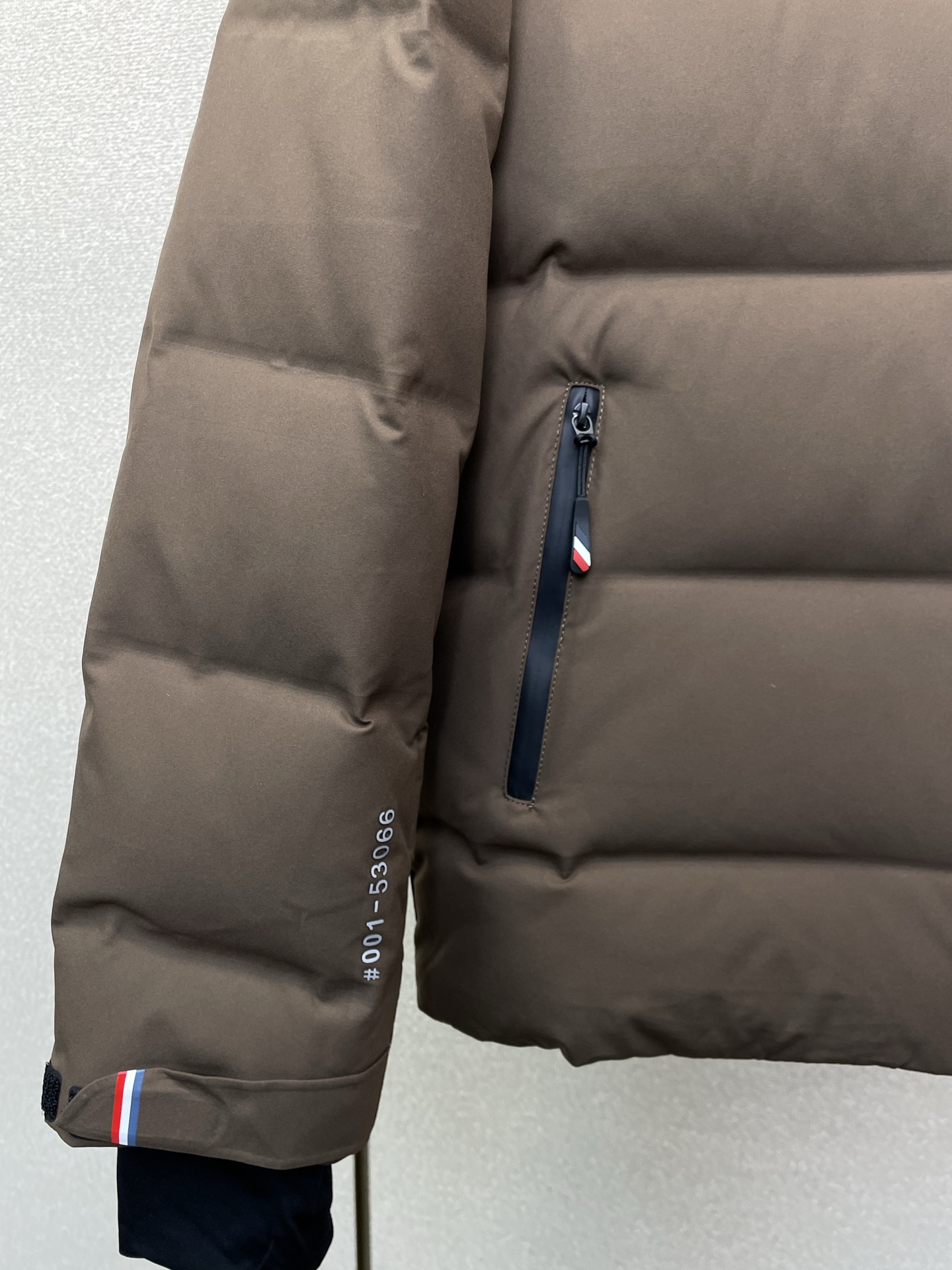 。羽绒服-Moncler蒙口💥砸锅卖铁都要上的新款！秋冬新款羽绒服夹克。贸易公司渠道稀出，降温天气必备的