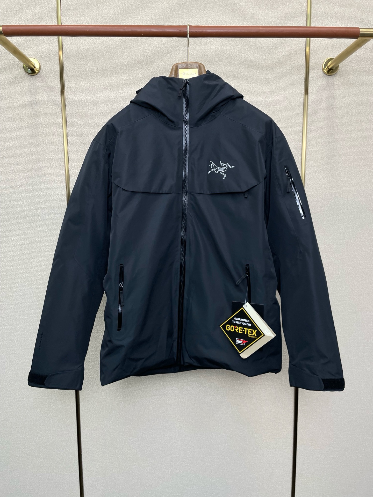 NO:598081,. Down jacket - Arc’teryx exclusively supplies new autumn and winter down jackets. Trading company channels are rare. It is a must-have warm item for cooling weather. It can be worn for daily life or outdoor sports. Functional fur hood collar and adjustable waist  Design. Wear-resistant, scratch-resistant and easy to care for. The interior is filled with 90 Euro standard high-quality white goose down. It is paired with large square quilting technology to create a fluffy and full overall effect. It also has a strong thermal insulation and temperature locking effect, so you are not afraid of the cold outdoor weather in autumn and winter!  Size M-3XL,arc'teryx,jackets & coats,down jacket,hats,alexander wang19860909.羽绒服-Arc’teryx始祖鸟独家专供秋冬新款羽绒服夹克.贸易公司渠道稀出,降温天气必备的保暖单品.不论是日常还是户外运动都能穿.功能性毛帽领和可收腰设计.耐磨防刮易打理,内里配置90欧标优质白鹅绒埴充,在搭配大方格绗缝工艺,打造蓬松饱满的整体效果,兼顾强悍的保暖锁温效果,让你无惧秋冬季寒冷的户外天气! 尺码M-3XL,arc'teryx,jackets & coats,down jacket,hats,alexander wang,Men's clothing