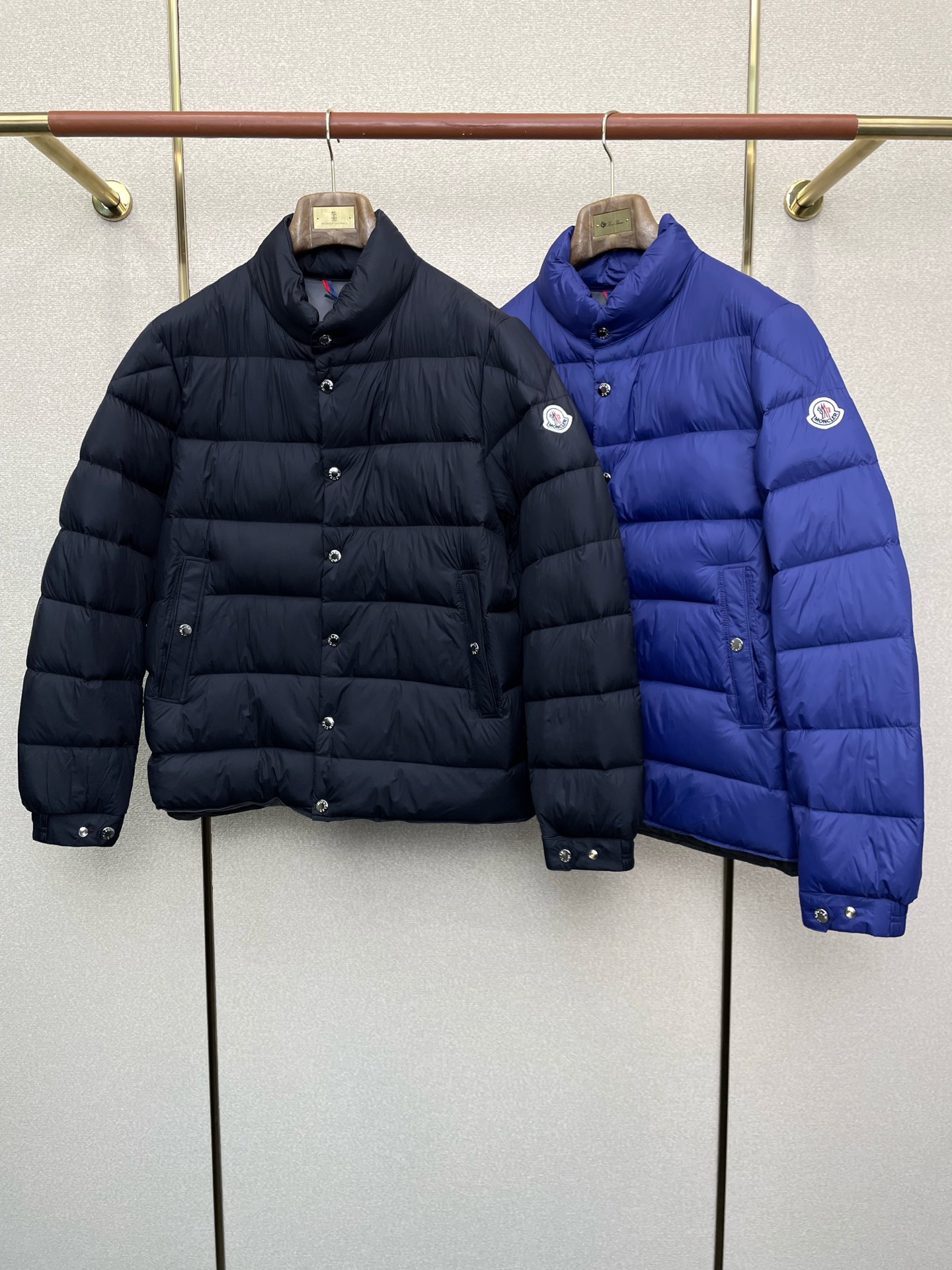 NO:598077,. Down jacket - Moncler exclusively supplies new autumn and winter down jackets. Trading company channels are rare. It is a must-have warm item for cooling weather. It can be worn for daily life or outdoor sports. Functional fur hood collar and adjustable waist design  Designed to be wear-resistant, scratch-resistant and easy to care for, the interior is filled with 90 Euro standard high-quality white goose down, and is paired with large square quilting technology to create a fluffy and plump overall effect. It also has a strong thermal insulation and temperature locking effect, so you are not afraid of the cold outdoor weather in autumn and winter!  Size M-3XL,,Moncler,jackets & coats,down jacket,hats,alexander wang19860909.羽绒服-Moncler蒙口独家专供秋冬新款羽绒服夹克.贸易公司渠道稀出,降温天气必备的保暖单品.不论是日常还是户外运动都能穿.功能性毛帽领和可收腰设计.耐磨防刮易打理,内里配置90欧标优质白鹅绒埴充,在搭配大方格绗缝工艺,打造蓬松饱满的整体效果,兼顾强悍的保暖锁温效果,让你无惧秋冬季寒冷的户外天气! 尺码M-3XL,,Moncler,jackets & coats,down jacket,hats,alexander wang,Men's clothing