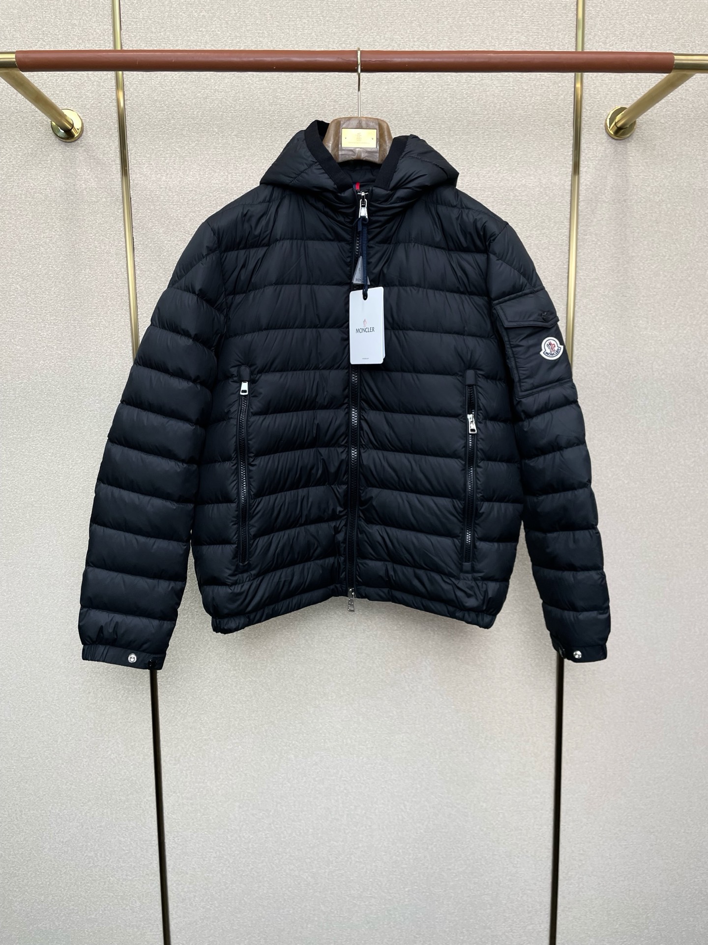 NO:598073,. Down jacket - Moncler exclusively supplies new autumn and winter down jackets. Trading company channels are rare. It is a must-have warm item for cooling weather. It can be worn for daily life or outdoor sports. Functional fur hood collar and adjustable waist design  Designed to be wear-resistant, scratch-resistant and easy to care for, the interior is filled with 90 Euro standard high-quality white goose down, and is paired with large square quilting technology to create a fluffy and plump overall effect. It also has a strong thermal insulation and temperature locking effect, so you are not afraid of the cold outdoor weather in autumn and winter!  Size M-3XL,,Moncler,jackets & coats,down jacket,hats,alexander wang19860909.羽绒服-Moncler蒙口独家专供秋冬新款羽绒服夹克.贸易公司渠道稀出,降温天气必备的保暖单品.不论是日常还是户外运动都能穿.功能性毛帽领和可收腰设计.耐磨防刮易打理,内里配置90欧标优质白鹅绒埴充,在搭配大方格绗缝工艺,打造蓬松饱满的整体效果,兼顾强悍的保暖锁温效果,让你无惧秋冬季寒冷的户外天气! 尺码M-3XL,,Moncler,jackets & coats,down jacket,hats,alexander wang,Men's clothing