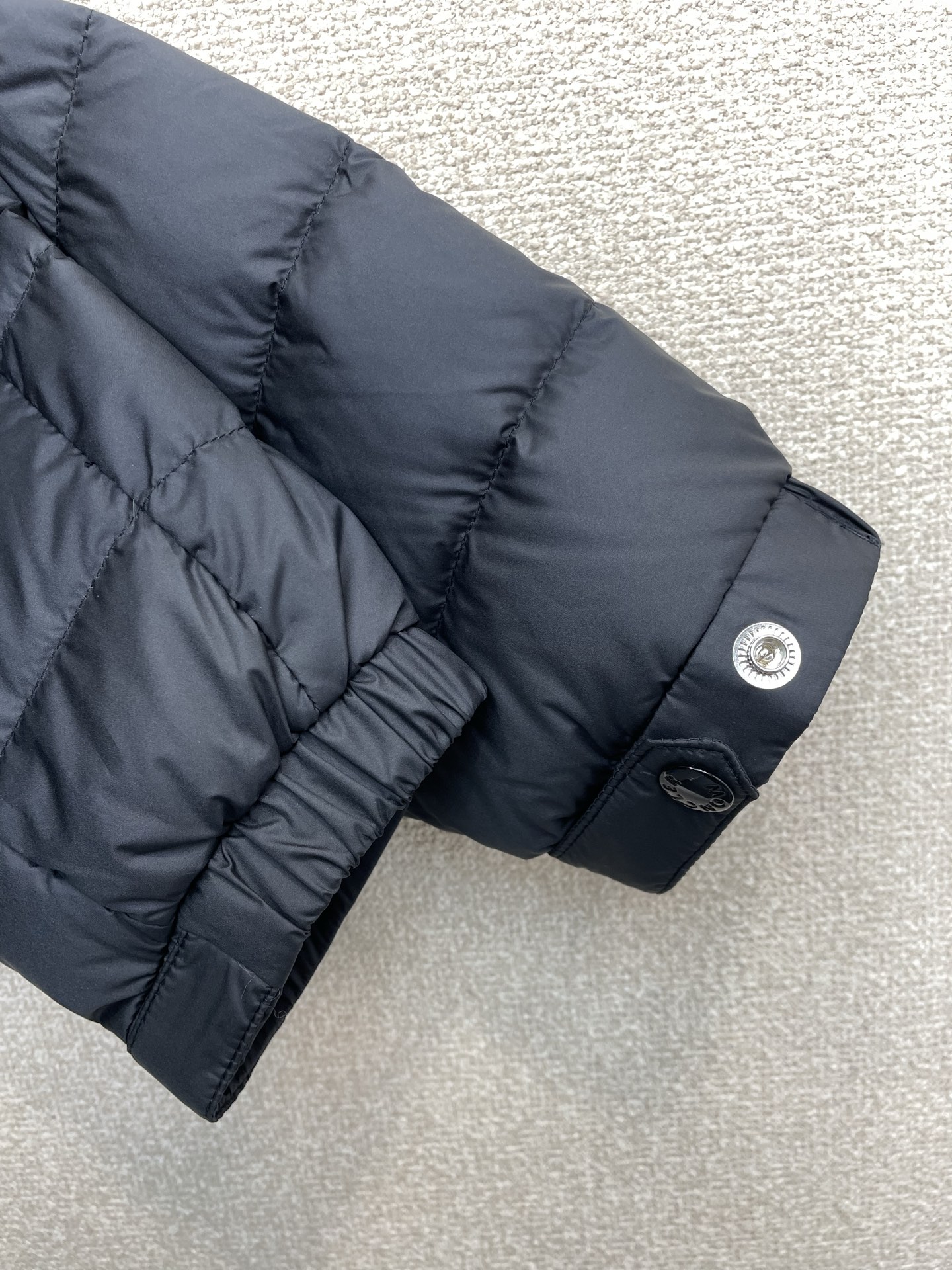 。羽绒服-Moncler蒙口💥砸锅卖铁都要上的新款！秋冬新款羽绒服夹克。贸易公司渠道稀出，降温天气必备的