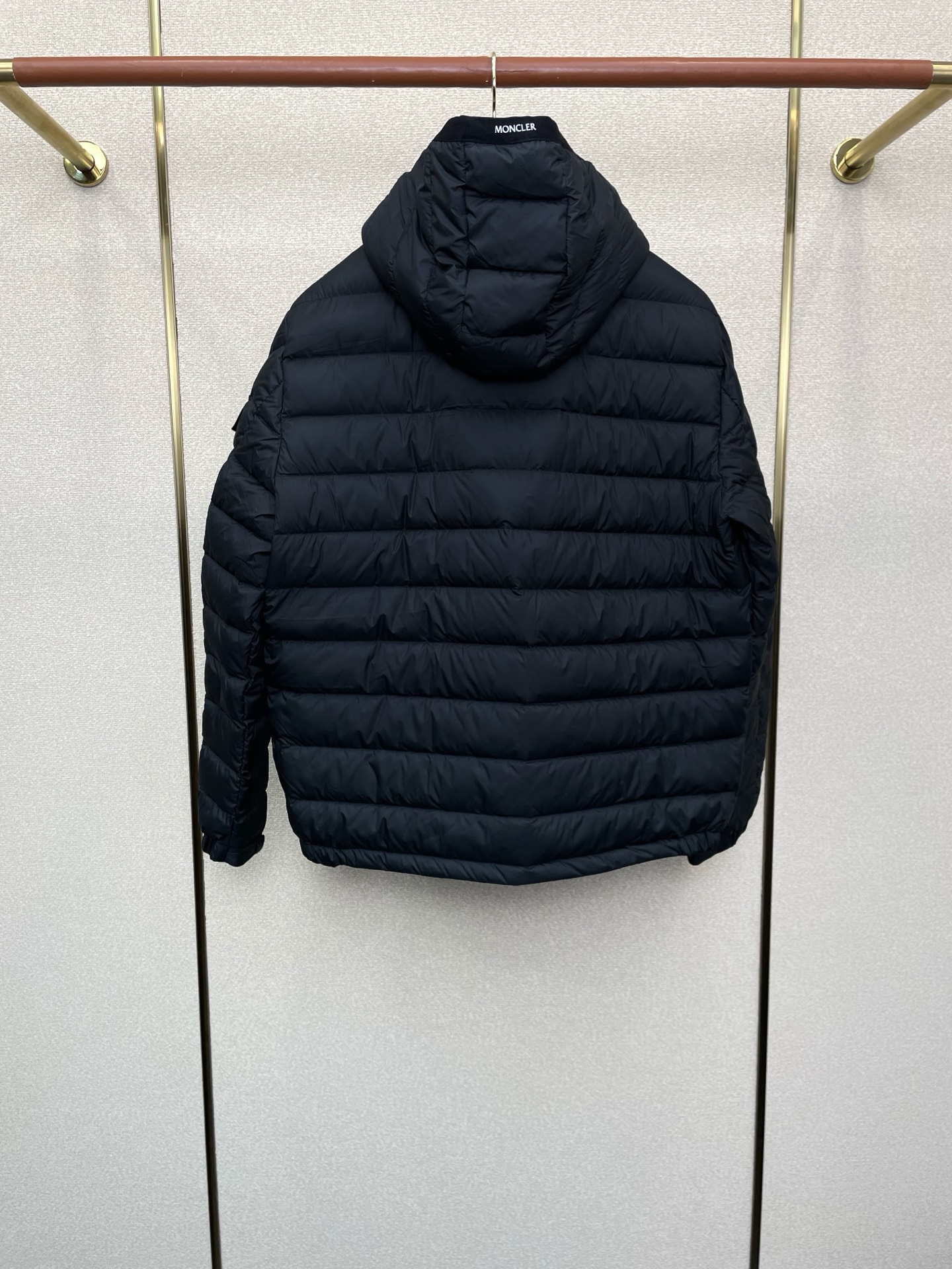 。羽绒服-Moncler蒙口💥砸锅卖铁都要上的新款！秋冬新款羽绒服夹克。贸易公司渠道稀出，降温天气必备的