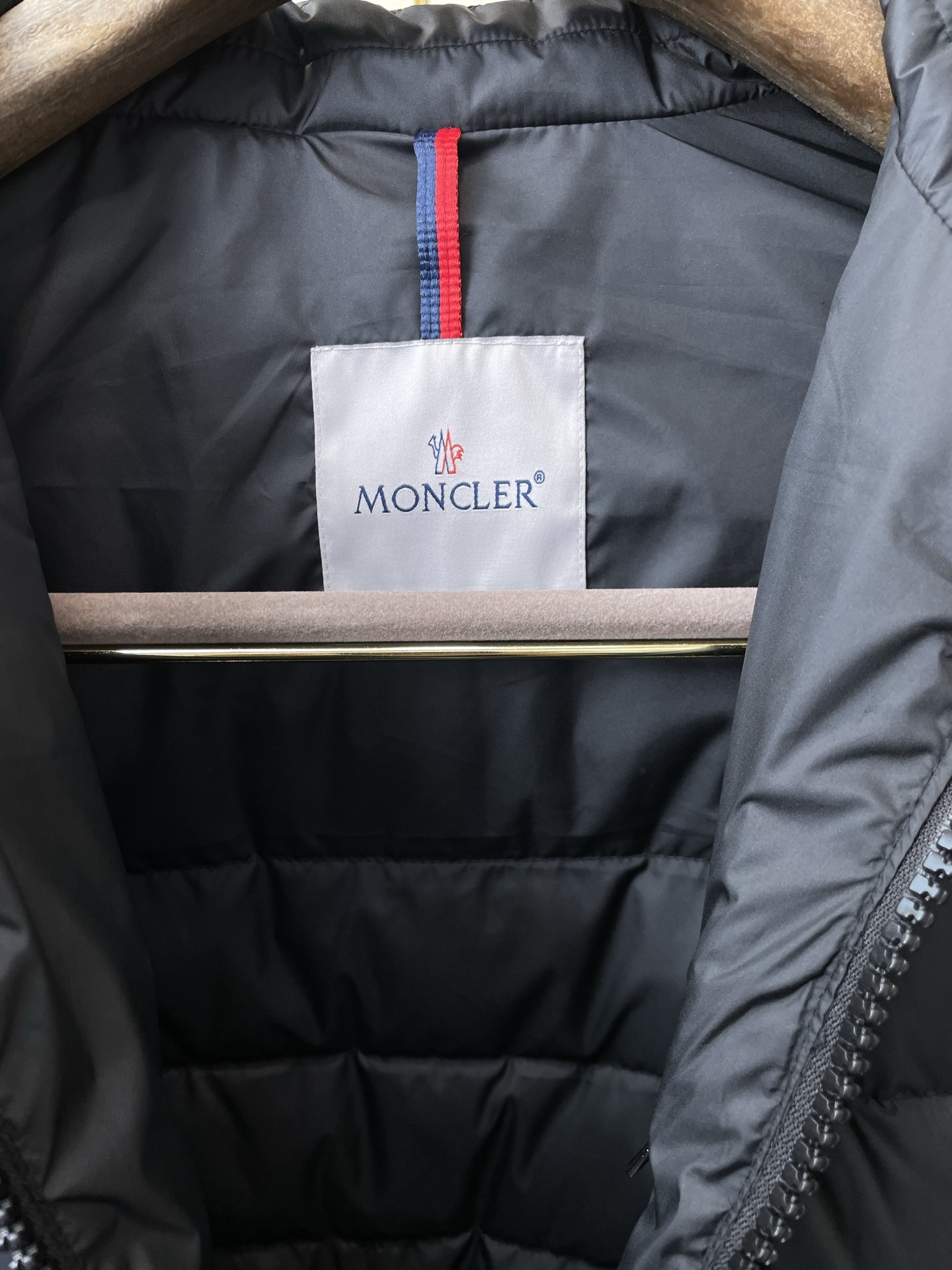 。羽绒服-Moncler蒙口💥砸锅卖铁都要上的新款！秋冬新款羽绒服夹克。贸易公司渠道稀出，降温天气必备的