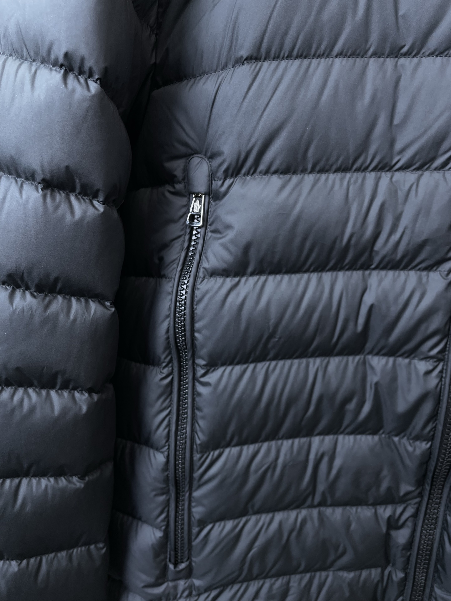 。羽绒服-Moncler蒙口💥砸锅卖铁都要上的新款！秋冬新款羽绒服夹克。贸易公司渠道稀出，降温天气必备的