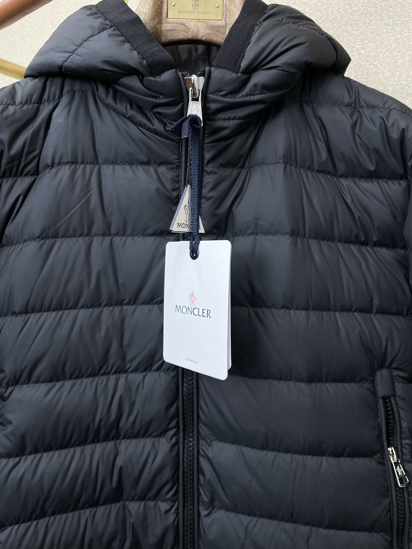 。羽绒服-Moncler蒙口💥砸锅卖铁都要上的新款！秋冬新款羽绒服夹克。贸易公司渠道稀出，降温天气必备的