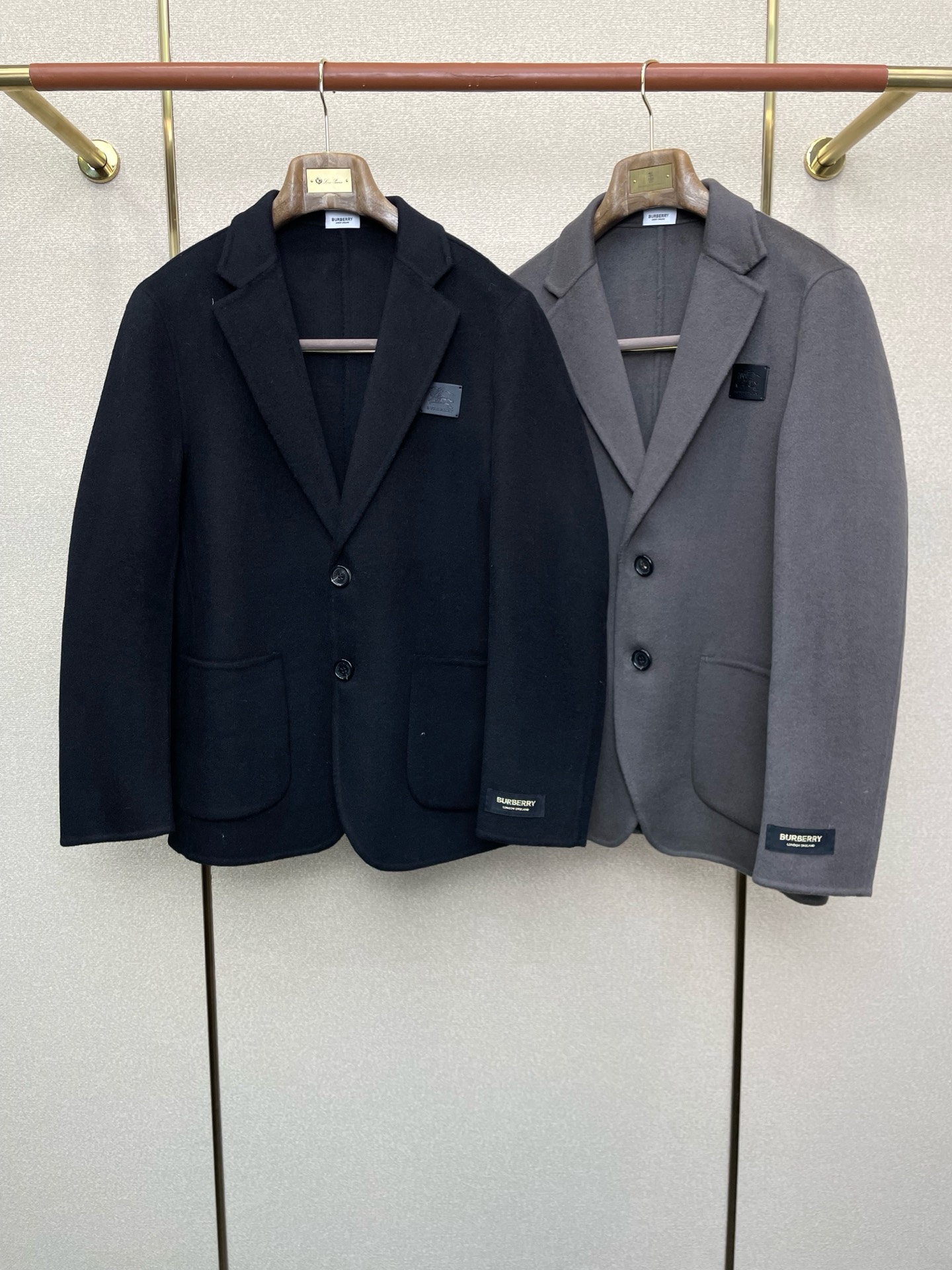 NO:598082,.Short coat - BURBERRY exclusively offers new original men's wool double-sided woolen coats, short-breasted classic woolen coats, channel special supply, high-end goods official website counter synchronization, old money style, simple and classic popular style. Simple, neat and refreshing business, quality workmanship details can withstand any form of inspection, definitely produced by a major factory, presenting a brand new look, giving you a unique upper body experience!  All have gone through a strict selection process, original custom-made buttons, simple, elegant and versatile styles. The upper body is elegant and handsome, giving you a brand new sense of sight!  The appearance is incomparable, the details are in place, the upper body is not picky, a must-have for yourself. Size M-4XL (slim fit),,burberry,burberry,jackets & coats,alexander wang19860909.短款大衣-BURBERRY巴宝莉独家专供新款原单男士羊毛双面呢外套短款排扣经典毛呢外套渠道特供 高端货官网柜台同步 老钱风格 简约经典大爆款.简洁利落又清爽商务,品质做工细节经得起任何形式检验,绝对大厂代工出品 呈现一种焕然一新,赋予你与众不同的上身体验！均经过严格的挑选工序,原版定制纽扣,简约大方百搭款 上身优雅帅气,焕然一新的即视感！品相无敌,细节都很到位,上身不挑人,必入的自留款. 码数M-4XL（修身）,,burberry,burberry,jackets & coats,alexander wang,Men's clothing