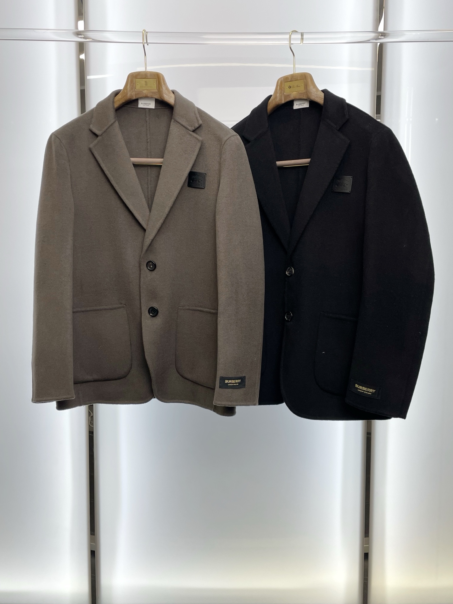 NO:599013,.Short coat - BURBERRY exclusively offers new original men's wool double-sided woolen coats, short-breasted classic woolen coats, channel special supply, high-end goods official website counter synchronization, old money style, simple and classic popular style. Simple, neat and refreshing business, quality workmanship details can withstand any form of inspection, definitely produced by a major factory, presenting a brand new look, giving you a unique upper body experience!  All have gone through a strict selection process, original custom-made buttons, simple, elegant and versatile styles. The upper body is elegant and handsome, giving you a brand new sense of sight!  The appearance is incomparable, the details are in place, the upper body is not picky, a must-have for yourself. Size M-4XL (slim fit),,burberry,burberry,jackets & coats,alexander wang19860909.短款大衣-BURBERRY巴宝莉独家专供新款原单男士羊毛双面呢外套短款排扣经典毛呢外套渠道特供 高端货官网柜台同步 老钱风格 简约经典大爆款.简洁利落又清爽商务,品质做工细节经得起任何形式检验,绝对大厂代工出品 呈现一种焕然一新,赋予你与众不同的上身体验！均经过严格的挑选工序,原版定制纽扣,简约大方百搭款 上身优雅帅气,焕然一新的即视感！品相无敌,细节都很到位,上身不挑人,必入的自留款. 码数M-4XL（修身）,,burberry,burberry,jackets & coats,alexander wang,Men's clothing