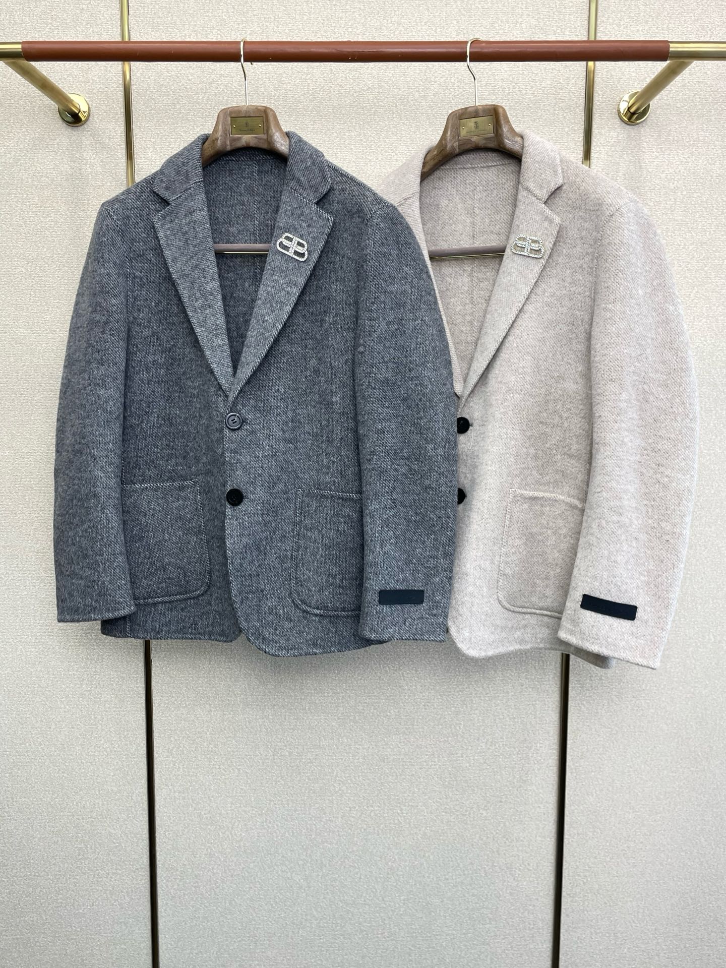 NO:598084,.Short coat - BALENCIAGA exclusively supplies new original men's wool double-sided woolen coats, short-breasted classic woolen coats. Special channel supply. High-end goods official website counter synchronization, old money style, simple and classic popular style. Simple, neat and refreshing business, quality workmanship details can withstand any form of inspection, definitely produced by a major factory, presenting a brand new look, giving you a unique upper body experience!  All have gone through a strict selection process, original custom-made buttons, simple, elegant and versatile styles. The upper body is elegant and handsome, giving you a brand new sense of sight!  The appearance is incomparable, the details are in place, the upper body is not picky, a must-have for yourself. Size M-3XL (slim fit),,balenciaga,balenciaga,jackets & coats,alexander wang19860909.短款大衣-BALENCIAGA巴黎世家独家专供新款原单男士羊毛双面呢外套短款排扣经典毛呢外套渠道特供 高端货官网柜台同步 老钱风格 简约经典大爆款.简洁利落又清爽商务,品质做工细节经得起任何形式检验,绝对大厂代工出品 呈现一种焕然一新,赋予你与众不同的上身体验！均经过严格的挑选工序,原版定制纽扣,简约大方百搭款 上身优雅帅气,焕然一新的即视感！品相无敌,细节都很到位,上身不挑人,必入的自留款. 码数M-3XL（修身）,,balenciaga,balenciaga,jackets & coats,alexander wang,Men's clothing