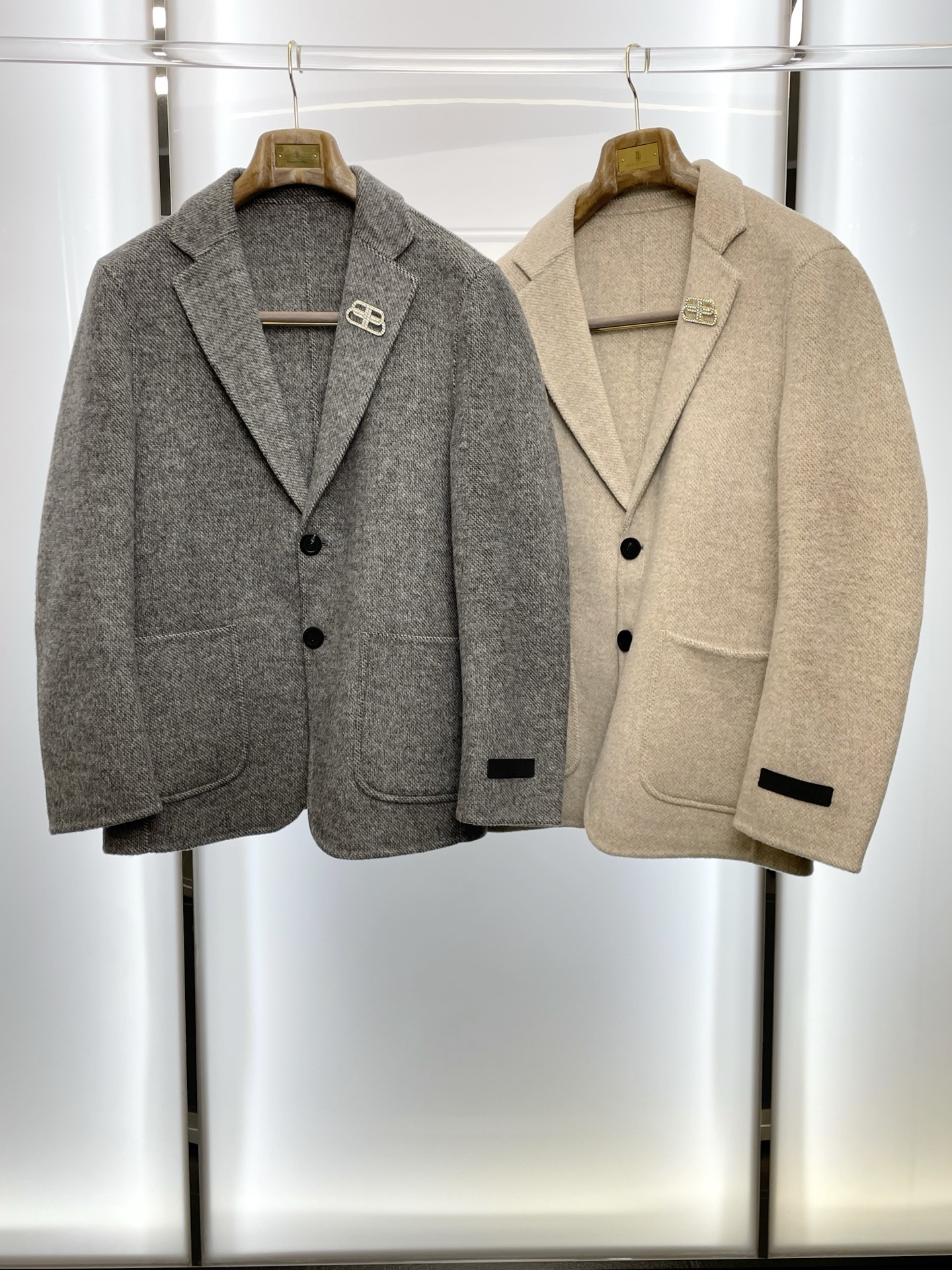 NO:599016,.Short coat - BALENCIAGA exclusively supplies new original men's wool double-sided woolen coats, short-breasted classic woolen coats. Special channel supply. High-end goods official website counter synchronization, old money style, simple and classic popular style. Simple, neat and refreshing business, quality workmanship details can withstand any form of inspection, definitely produced by a major factory, presenting a brand new look, giving you a unique upper body experience!  All have gone through a strict selection process, original custom-made buttons, simple, elegant and versatile styles. The upper body is elegant and handsome, giving you a brand new sense of sight!  The appearance is incomparable, the details are in place, the upper body is not picky, a must-have for yourself. Size M-3XL (slim fit),,balenciaga,balenciaga,jackets & coats,alexander wang19860909.短款大衣-BALENCIAGA巴黎世家独家专供新款原单男士羊毛双面呢外套短款排扣经典毛呢外套渠道特供 高端货官网柜台同步 老钱风格 简约经典大爆款.简洁利落又清爽商务,品质做工细节经得起任何形式检验,绝对大厂代工出品 呈现一种焕然一新,赋予你与众不同的上身体验！均经过严格的挑选工序,原版定制纽扣,简约大方百搭款 上身优雅帅气,焕然一新的即视感！品相无敌,细节都很到位,上身不挑人,必入的自留款. 码数M-3XL（修身）,,balenciaga,balenciaga,jackets & coats,alexander wang,Men's clothing