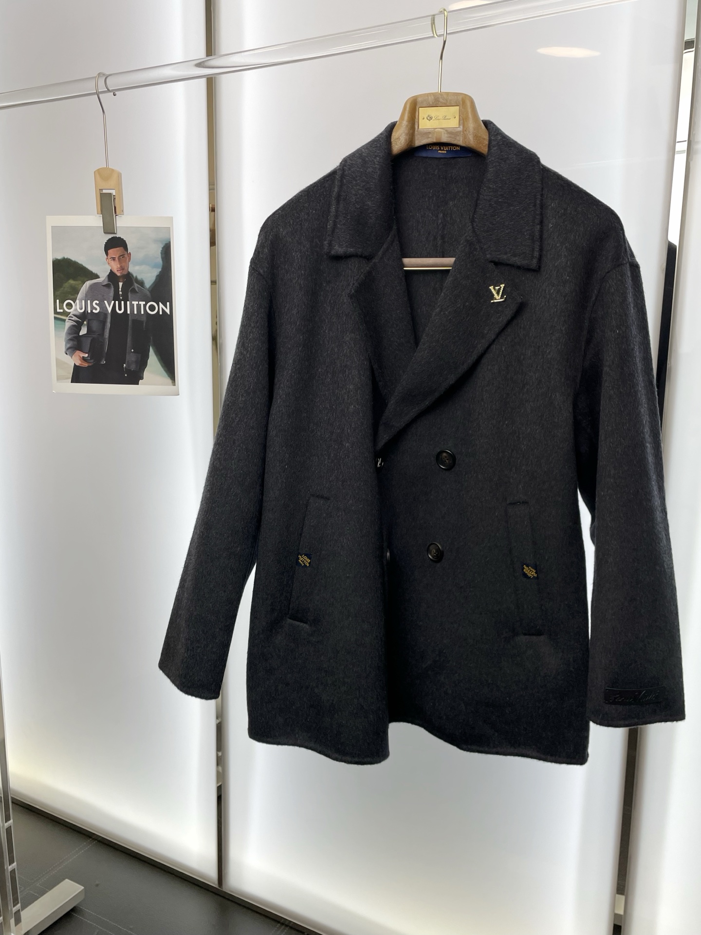 NO:599022,.Short coat-Louis Vuitton Louis Vuitton exclusively offers new original men's wool double-sided woolen coats, short-breasted classic woolen coats. Special channel supply. High-end goods official website counter synchronization, old money style, simple and classic popular style. Simple, neat and refreshing business, quality workmanship details can withstand any form of inspection, definitely produced by a major factory, presenting a brand new look, giving you a unique upper body experience!  All have gone through a strict selection process, original custom-made buttons, simple, elegant and versatile styles. The upper body is elegant and handsome, giving you a brand new sense of sight!  The appearance is incomparable, the details are in place, the upper body is not picky, and it is a must-have. Size S-2XL (too large),, louis vuitton, louis vuitton, jackets & coats, alexander wang19860909.短款大衣-Louis Vuitton路易威登独家专供新款原单男士羊毛双面呢外套短款排扣经典毛呢外套渠道特供 高端货官网柜台同步 老钱风格 简约经典大爆款.简洁利落又清爽商务,品质做工细节经得起任何形式检验,绝对大厂代工出品 呈现一种焕然一新,赋予你与众不同的上身体验！均经过严格的挑选工序,原版定制纽扣,简约大方百搭款 上身优雅帅气,焕然一新的即视感！品相无敌,细节都很到位,上身不挑人,必入的自留款. 码数S-2XL（偏大）,,louis vuitton,louis vuitton,jackets & coats,alexander wang,Men's clothing