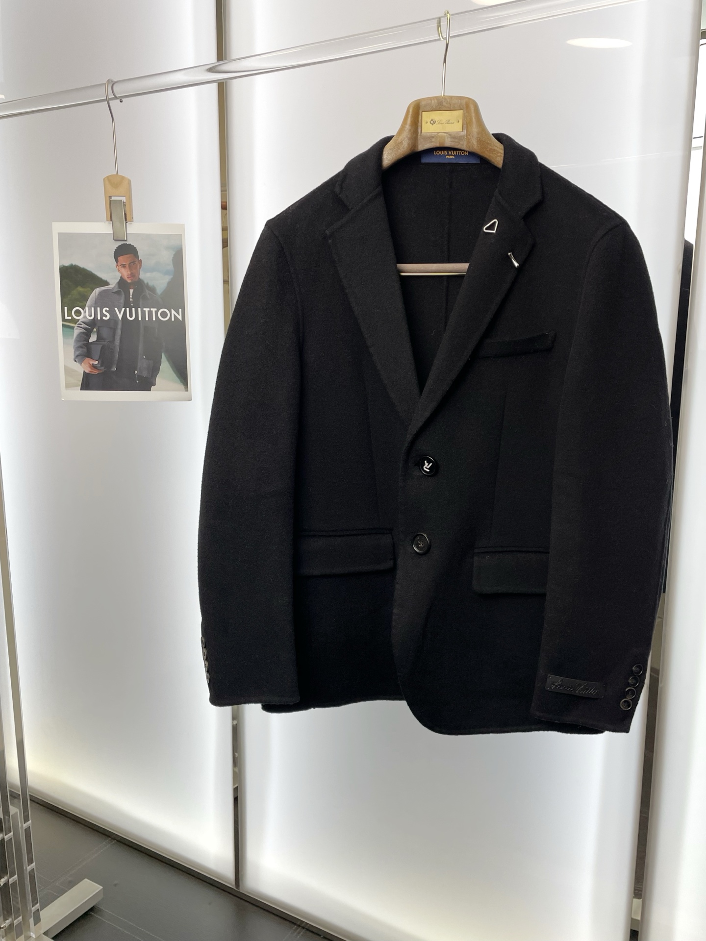 NO:599024,.Short coat-Louis Vuitton Louis Vuitton exclusively offers new original men's wool double-sided woolen coats, short-breasted classic woolen coats. Special channel supply. High-end goods official website counter synchronization, old money style, simple and classic popular style. Simple, neat and refreshing business, quality workmanship details can withstand any form of inspection, definitely produced by a major factory, presenting a brand new look, giving you a unique upper body experience!  All have gone through a strict selection process, original custom-made buttons, simple, elegant and versatile styles. The upper body is elegant and handsome, giving you a brand new sense of sight!  The appearance is incomparable, the details are in place, the upper body is not picky, and it is a must-have. Size M-4XL (slim fit),, louis vuitton, louis vuitton, jackets & coats, alexander wang19860909.短款大衣-Louis Vuitton路易威登独家专供新款原单男士羊毛双面呢外套短款排扣经典毛呢外套渠道特供 高端货官网柜台同步 老钱风格 简约经典大爆款.简洁利落又清爽商务,品质做工细节经得起任何形式检验,绝对大厂代工出品 呈现一种焕然一新,赋予你与众不同的上身体验！均经过严格的挑选工序,原版定制纽扣,简约大方百搭款 上身优雅帅气,焕然一新的即视感！品相无敌,细节都很到位,上身不挑人,必入的自留款. 码数M-4XL（修身）,,louis vuitton,louis vuitton,jackets & coats,alexander wang,Men's clothing