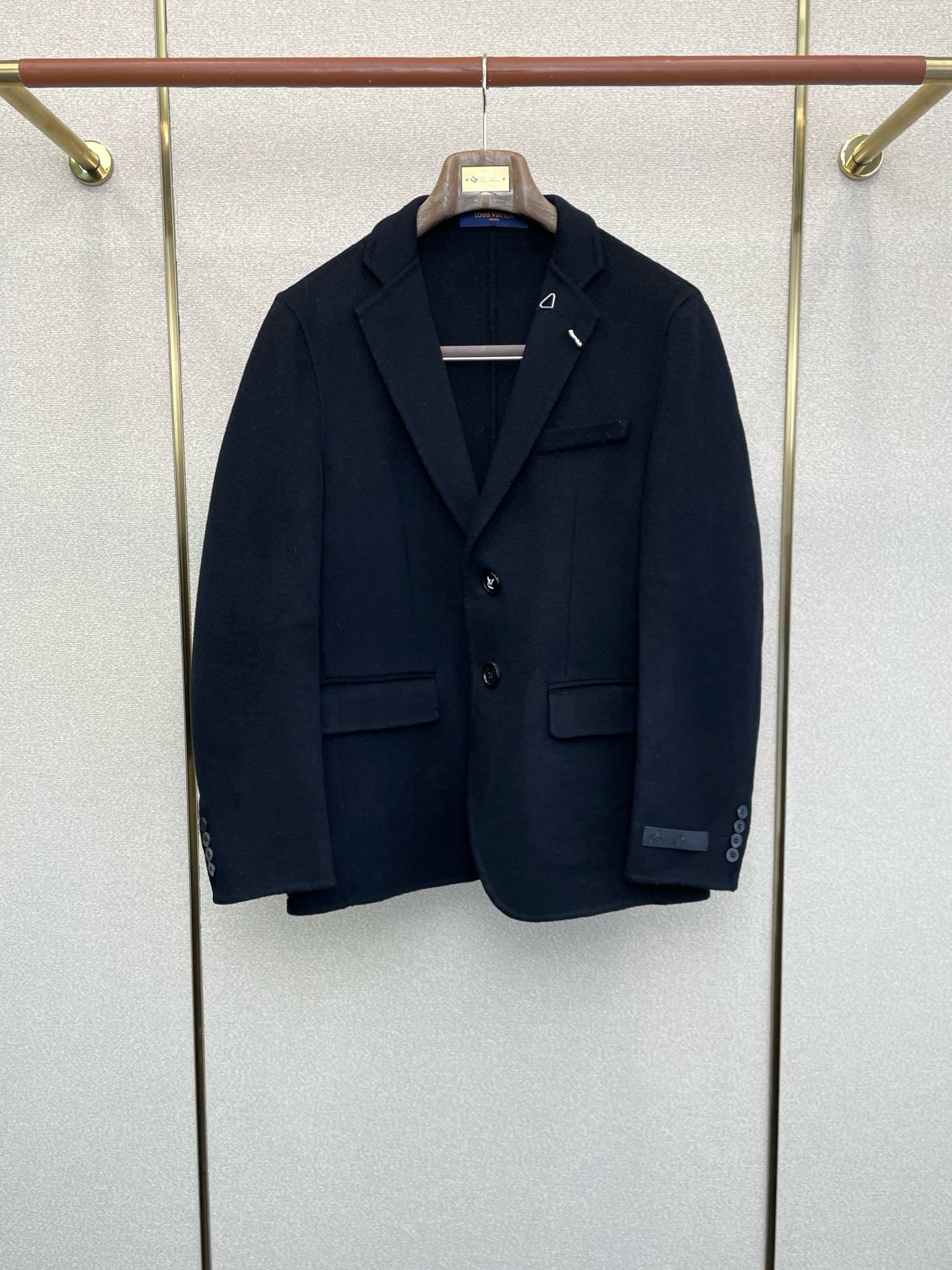 NO:598076,.Short coat-Louis Vuitton Louis Vuitton exclusively offers new original men's wool double-sided woolen coats, short-breasted classic woolen coats. Special channel supply. High-end goods official website counter synchronization, old money style, simple and classic popular style. Simple, neat and refreshing business, quality workmanship details can withstand any form of inspection, definitely produced by a major factory, presenting a brand new look, giving you a unique upper body experience!  All have gone through a strict selection process, original custom-made buttons, simple, elegant and versatile styles. The upper body is elegant and handsome, giving you a brand new sense of sight!  The appearance is incomparable, the details are in place, the upper body is not picky, and it is a must-have. Size M-4XL (slim fit),, louis vuitton, louis vuitton, jackets & coats, alexander wang19860909.短款大衣-Louis Vuitton路易威登独家专供新款原单男士羊毛双面呢外套短款排扣经典毛呢外套渠道特供 高端货官网柜台同步 老钱风格 简约经典大爆款.简洁利落又清爽商务,品质做工细节经得起任何形式检验,绝对大厂代工出品 呈现一种焕然一新,赋予你与众不同的上身体验！均经过严格的挑选工序,原版定制纽扣,简约大方百搭款 上身优雅帅气,焕然一新的即视感！品相无敌,细节都很到位,上身不挑人,必入的自留款. 码数M-4XL（修身）,,louis vuitton,louis vuitton,jackets & coats,alexander wang,Men's clothing