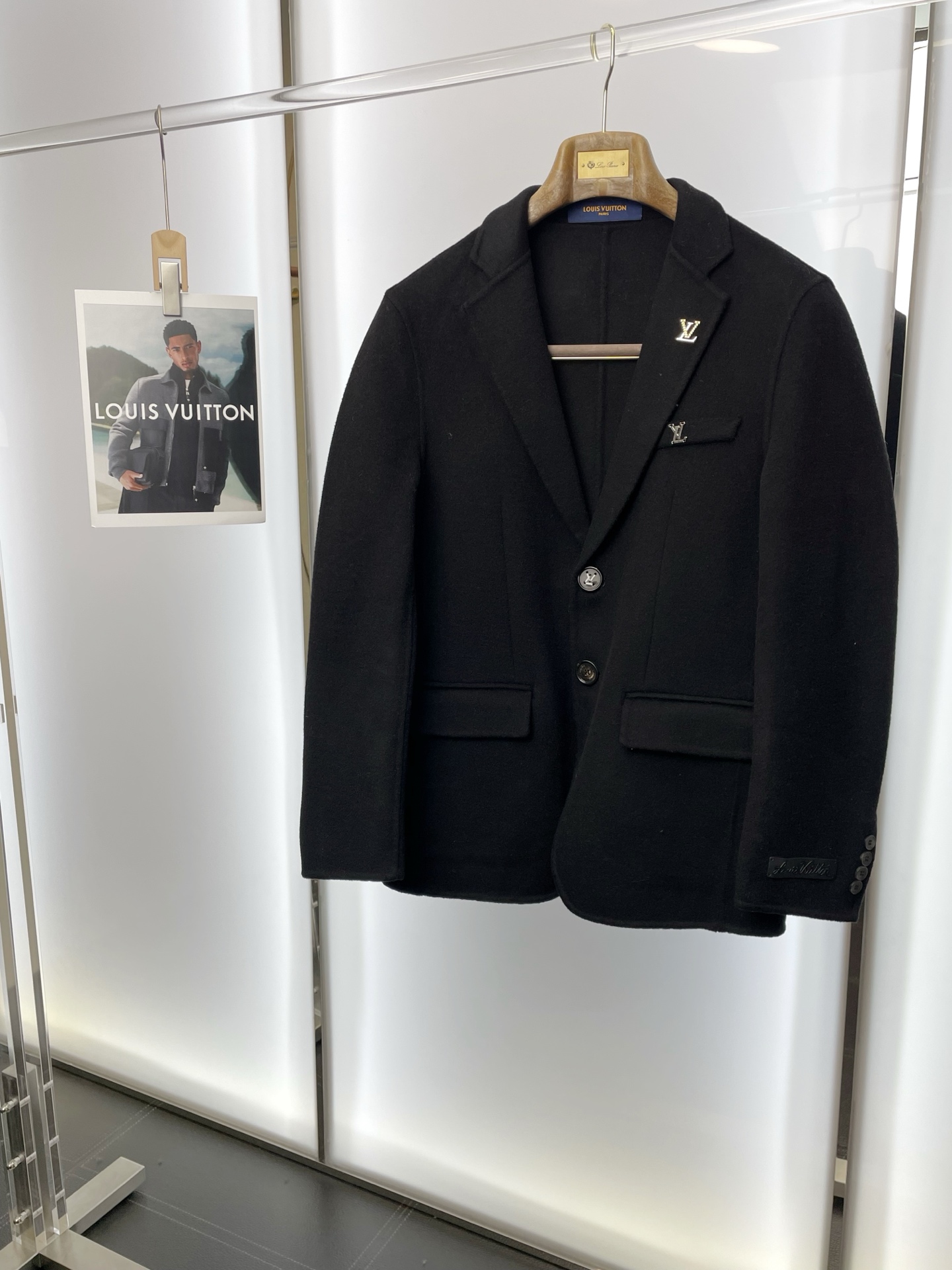 NO:599010,.Short coat-Louis Vuitton Louis Vuitton exclusively offers new original men's wool double-sided woolen coats, short-breasted classic woolen coats. Special channel supply. High-end goods official website counter synchronization, old money style, simple and classic popular style. Simple, neat and refreshing business, quality workmanship details can withstand any form of inspection, definitely produced by a major factory, presenting a brand new look, giving you a unique upper body experience!  All have gone through a strict selection process, original custom-made buttons, simple, elegant and versatile styles. The upper body is elegant and handsome, giving you a brand new sense of sight!  The appearance is incomparable, the details are in place, the upper body is not picky, and it is a must-have. Size M-4XL (slim fit),, louis vuitton, louis vuitton, jackets & coats, alexander wang19860909.短款大衣-Louis Vuitton路易威登独家专供新款原单男士羊毛双面呢外套短款排扣经典毛呢外套渠道特供 高端货官网柜台同步 老钱风格 简约经典大爆款.简洁利落又清爽商务,品质做工细节经得起任何形式检验,绝对大厂代工出品 呈现一种焕然一新,赋予你与众不同的上身体验！均经过严格的挑选工序,原版定制纽扣,简约大方百搭款 上身优雅帅气,焕然一新的即视感！品相无敌,细节都很到位,上身不挑人,必入的自留款. 码数M-4XL（修身）,,louis vuitton,louis vuitton,jackets & coats,alexander wang,Men's clothing