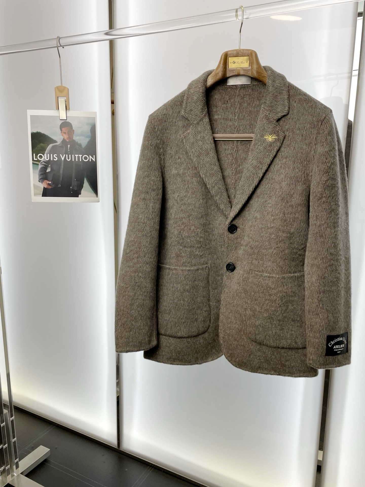 NO:599026,.Short coat - Dior exclusively offers new original men's wool double-sided woolen coats, short breasted classic woolen coats. Special channel supply. High-end goods official website counter synchronization. Old money style. Simple and classic popular style. Simple, neat and refreshing business. The quality workmanship details can withstand any form of inspection. It is definitely produced by a major factory. It presents a brand new look and gives you a unique upper body experience!  All have gone through a strict selection process, original custom-made buttons, simple, elegant and versatile styles. The upper body is elegant and handsome, giving you a brand new sense of sight!  The appearance is incomparable, the details are in place, the upper body is not picky, a must-have for yourself. Size M-3XL (slim fit), dior, dior, jackets & coats, alexander wang19860909.短款大衣- Dior迪奥独家专供新款原单男士羊毛双面呢外套短款排扣经典毛呢外套渠道特供 高端货官网柜台同步 老钱风格 简约经典大爆款.简洁利落又清爽商务,品质做工细节经得起任何形式检验,绝对大厂代工出品 呈现一种焕然一新,赋予你与众不同的上身体验！均经过严格的挑选工序,原版定制纽扣,简约大方百搭款 上身优雅帅气,焕然一新的即视感！品相无敌,细节都很到位,上身不挑人,必入的自留款. 码数M-3XL（修身）,,dior,dior,jackets & coats,alexander wang,Men's clothing