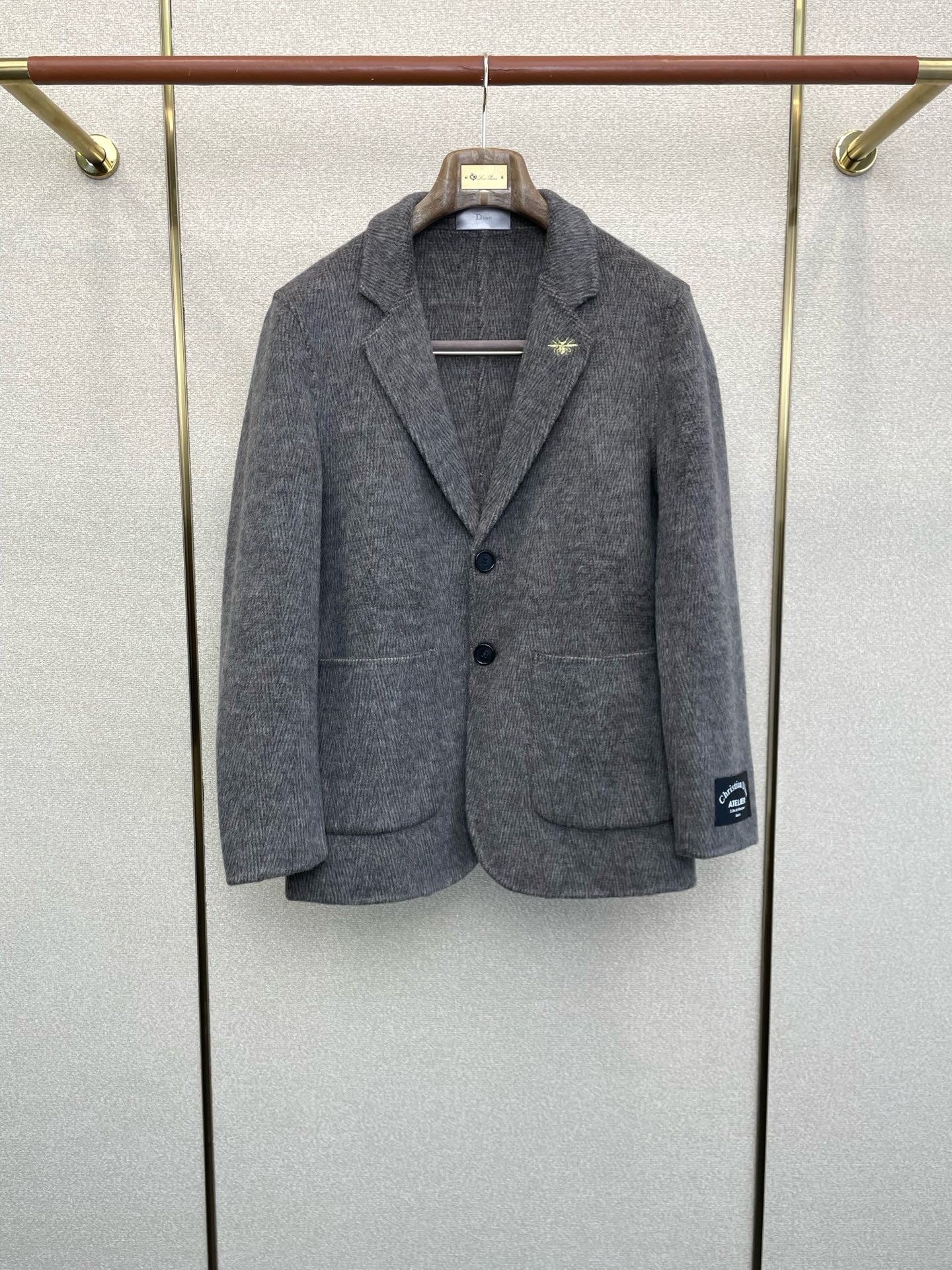 NO:598080,.Short coat - Dior exclusively offers new original men's wool double-sided woolen coats, short breasted classic woolen coats. Special channel supply. High-end goods official website counter synchronization. Old money style. Simple and classic popular style. Simple, neat and refreshing business. The quality workmanship details can withstand any form of inspection. It is definitely produced by a major factory. It presents a brand new look and gives you a unique upper body experience!  All have gone through a strict selection process, original custom-made buttons, simple, elegant and versatile styles. The upper body is elegant and handsome, giving you a brand new sense of sight!  The appearance is incomparable, the details are in place, the upper body is not picky, a must-have for yourself. Size M-3XL (slim fit), dior, dior, jackets & coats, alexander wang19860909.短款大衣- Dior迪奥独家专供新款原单男士羊毛双面呢外套短款排扣经典毛呢外套渠道特供 高端货官网柜台同步 老钱风格 简约经典大爆款.简洁利落又清爽商务,品质做工细节经得起任何形式检验,绝对大厂代工出品 呈现一种焕然一新,赋予你与众不同的上身体验！均经过严格的挑选工序,原版定制纽扣,简约大方百搭款 上身优雅帅气,焕然一新的即视感！品相无敌,细节都很到位,上身不挑人,必入的自留款. 码数M-3XL（修身）,,dior,dior,jackets & coats,alexander wang,Men's clothing