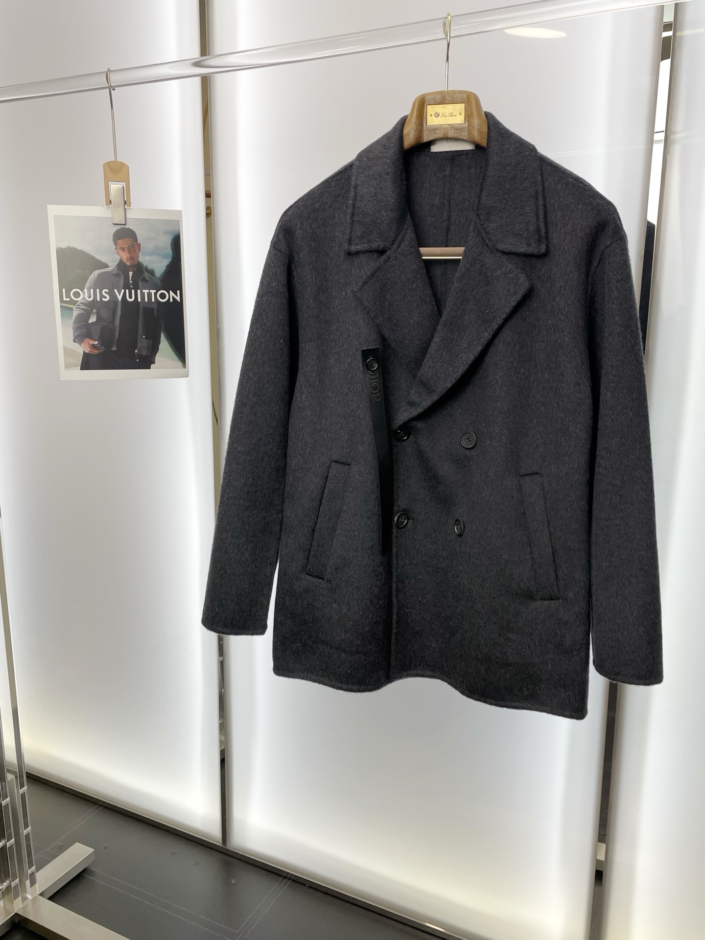 NO:599029,.Short coat - Dior exclusively offers the new original men's wool double-sided woolen coat. Short double-breasted classic woolen coat. Special channel supply. High-end goods official website counter synchronization. Old money style. Simple and classic popular style. Simple, neat and refreshing business. The quality workmanship details can withstand any form of inspection. It is definitely produced by a major factory. It presents a brand new look and gives you a unique upper body experience!  All have gone through a strict selection process, original custom-made buttons, simple, elegant and versatile styles. The upper body is elegant and handsome, giving you a brand new sense of sight!  The appearance is incomparable, the details are in place, the upper body is not picky, and it is a must-have. Size S-2XL (too large), dior, dior, jackets & coats, alexander wang19860909.短款大衣- Dior迪奥独家专供新款原单男士羊毛双面呢外套短款双排扣经典毛呢外套渠道特供 高端货官网柜台同步 老钱风格 简约经典大爆款.简洁利落又清爽商务,品质做工细节经得起任何形式检验,绝对大厂代工出品 呈现一种焕然一新,赋予你与众不同的上身体验！均经过严格的挑选工序,原版定制纽扣,简约大方百搭款 上身优雅帅气,焕然一新的即视感！品相无敌,细节都很到位,上身不挑人,必入的自留款. 码数S-2XL(偏大),,dior,dior,jackets & coats,alexander wang,Men's clothing