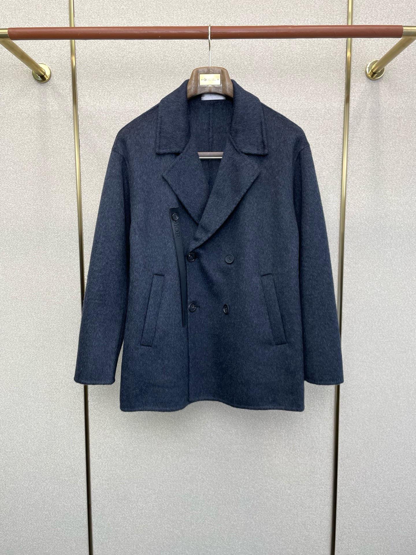 NO:598078,.Short coat - Dior exclusively offers the new original men's wool double-sided woolen coat. Short double-breasted classic woolen coat. Special channel supply. High-end goods official website counter synchronization. Old money style. Simple and classic popular style. Simple, neat and refreshing business. The quality workmanship details can withstand any form of inspection. It is definitely produced by a major factory. It presents a brand new look and gives you a unique upper body experience!  All have gone through a strict selection process, original custom-made buttons, simple, elegant and versatile styles. The upper body is elegant and handsome, giving you a brand new sense of sight!  The appearance is incomparable, the details are in place, the upper body is not picky, and it is a must-have. Size S-2XL (too large), dior, dior, jackets & coats, alexander wang19860909.短款大衣- Dior迪奥独家专供新款原单男士羊毛双面呢外套短款双排扣经典毛呢外套渠道特供 高端货官网柜台同步 老钱风格 简约经典大爆款.简洁利落又清爽商务,品质做工细节经得起任何形式检验,绝对大厂代工出品 呈现一种焕然一新,赋予你与众不同的上身体验！均经过严格的挑选工序,原版定制纽扣,简约大方百搭款 上身优雅帅气,焕然一新的即视感！品相无敌,细节都很到位,上身不挑人,必入的自留款. 码数S-2XL(偏大),,dior,dior,jackets & coats,alexander wang,Men's clothing