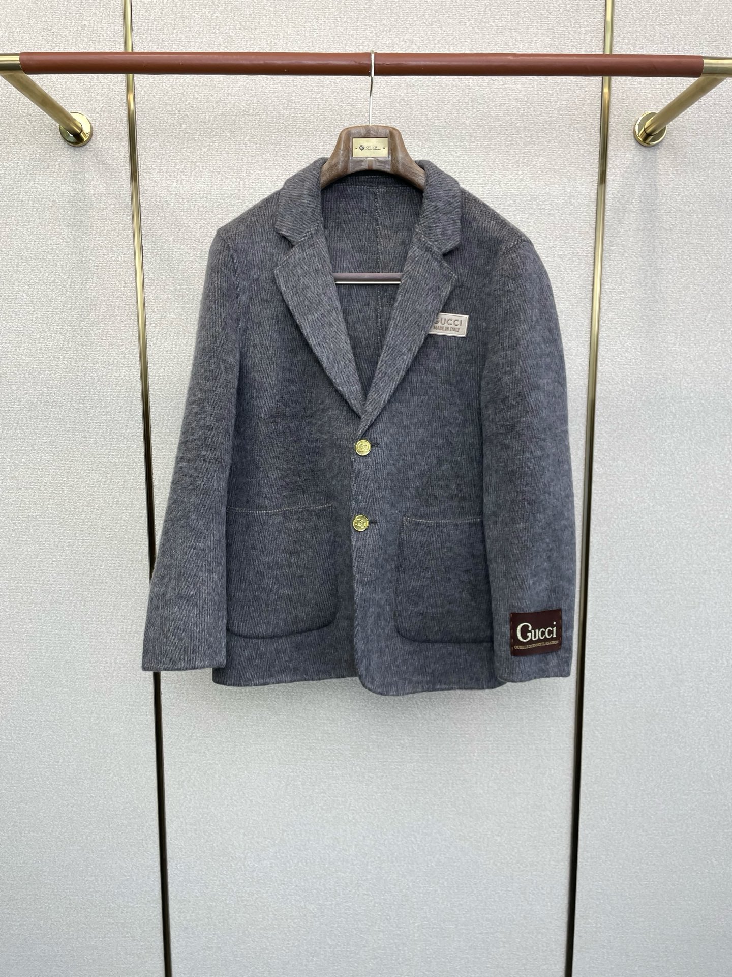 NO:598089,.Short coat - Gucci exclusively supplies the new original men's double-sided woolen coat. Short-breasted classic woolen coat. Special channel supply. High-end goods official website counter synchronization. Old money style. Simple classic popular style. Simple, neat and refreshing business. The quality workmanship details can withstand any form of inspection. It is definitely produced by a major factory. It presents a brand new look and gives you a unique upper body experience!  All have gone through a strict selection process, original custom-made buttons, simple, elegant and versatile styles. The upper body is elegant and handsome, giving you a brand new sense of sight!  The appearance is incomparable, the details are in place, the upper body is not picky, a must-have for yourself. Size M-3XL (slim fit),, gucci, gucci, jackets & coats, alexander wang19860909.短款大衣- Gucci古驰独家专供新款原单男士羊毛双面呢外套短款排扣经典毛呢外套渠道特供 高端货官网柜台同步 老钱风格 简约经典大爆款.简洁利落又清爽商务,品质做工细节经得起任何形式检验,绝对大厂代工出品 呈现一种焕然一新,赋予你与众不同的上身体验！均经过严格的挑选工序,原版定制纽扣,简约大方百搭款 上身优雅帅气,焕然一新的即视感！品相无敌,细节都很到位,上身不挑人,必入的自留款. 码数M-3XL（修身）,,gucci,gucci,jackets & coats,alexander wang,Men's clothing