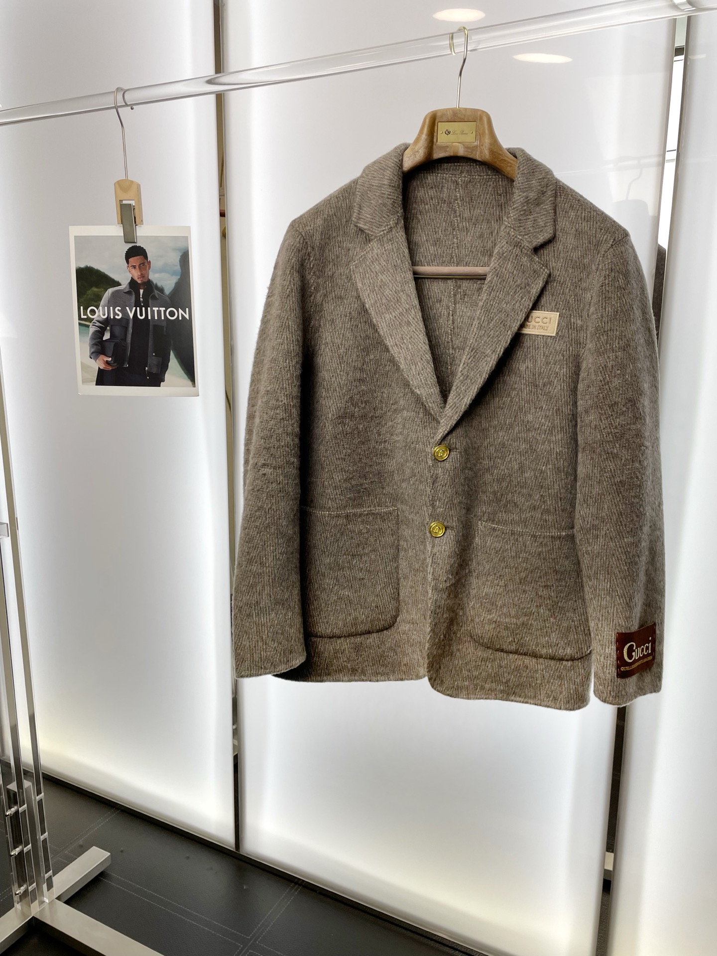 NO:599032,.Short coat - Gucci exclusively supplies the new original men's double-sided woolen coat. Short-breasted classic woolen coat. Special channel supply. High-end goods official website counter synchronization. Old money style. Simple classic popular style. Simple, neat and refreshing business. The quality workmanship details can withstand any form of inspection. It is definitely produced by a major factory. It presents a brand new look and gives you a unique upper body experience!  All have gone through a strict selection process, original custom-made buttons, simple, elegant and versatile styles. The upper body is elegant and handsome, giving you a brand new sense of sight!  The appearance is incomparable, the details are in place, the upper body is not picky, a must-have for yourself. Size M-3XL (slim fit),, gucci, gucci, jackets & coats, alexander wang19860909.短款大衣- Gucci古驰独家专供新款原单男士羊毛双面呢外套短款排扣经典毛呢外套渠道特供 高端货官网柜台同步 老钱风格 简约经典大爆款.简洁利落又清爽商务,品质做工细节经得起任何形式检验,绝对大厂代工出品 呈现一种焕然一新,赋予你与众不同的上身体验！均经过严格的挑选工序,原版定制纽扣,简约大方百搭款 上身优雅帅气,焕然一新的即视感！品相无敌,细节都很到位,上身不挑人,必入的自留款. 码数M-3XL（修身）,,gucci,gucci,jackets & coats,alexander wang,Men's clothing