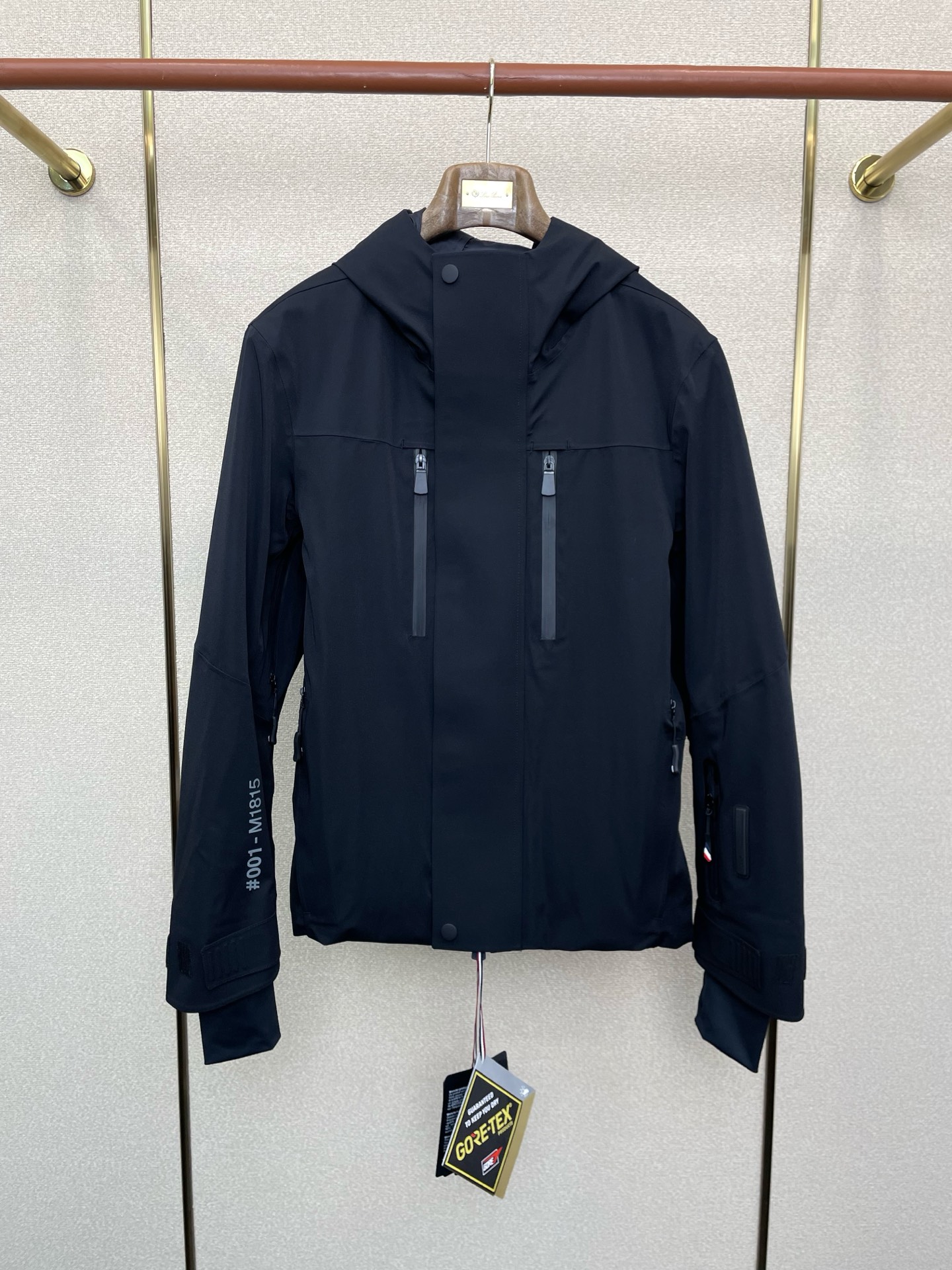 。羽绒服-Moncler蒙口💥砸锅卖铁都要上的新款！秋冬新款羽绒服夹克。贸易公司渠道稀出，降温天气必备的