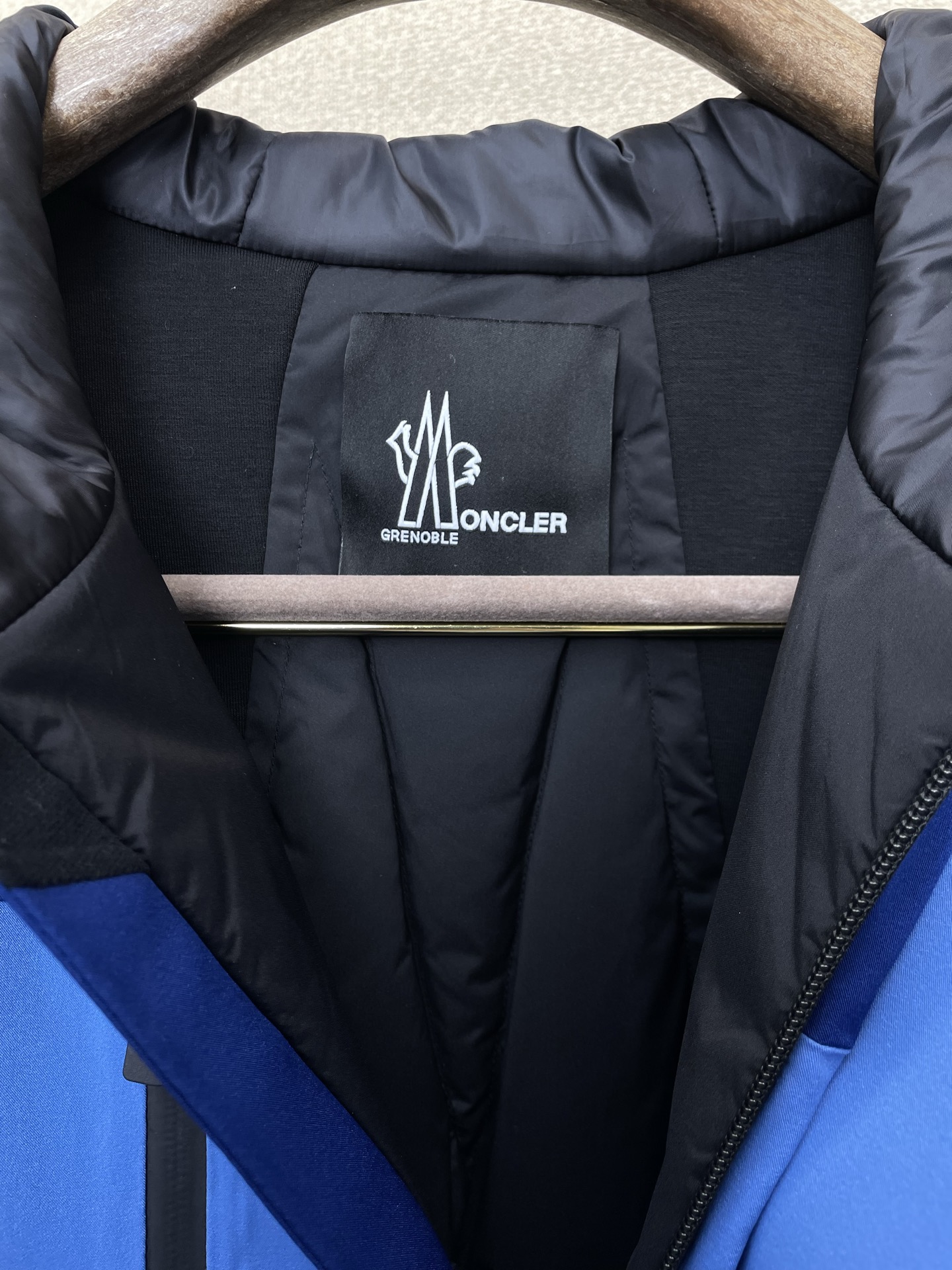 。羽绒服-Moncler蒙口💥砸锅卖铁都要上的新款！秋冬新款羽绒服夹克。贸易公司渠道稀出，降温天气必备的