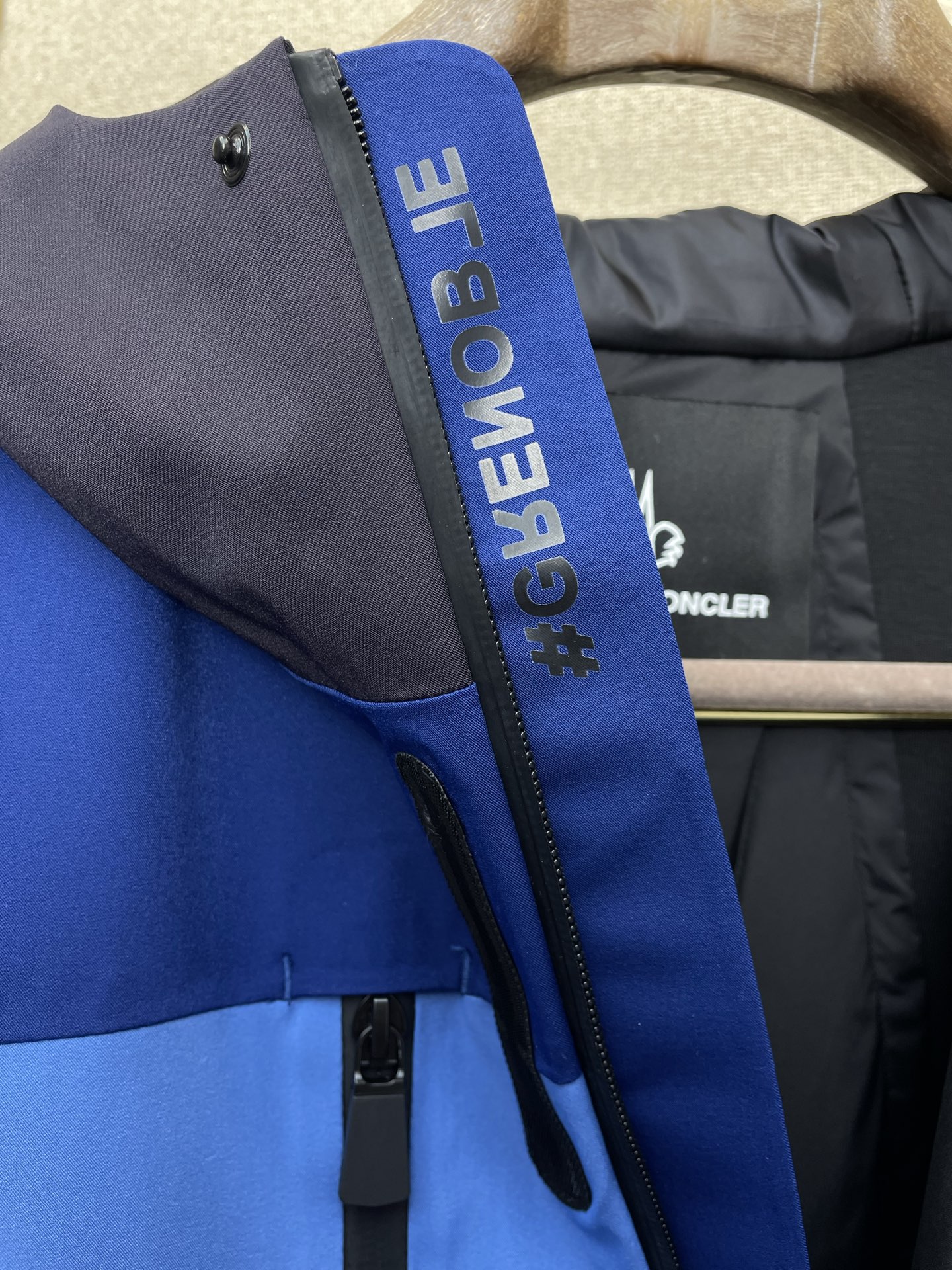 。羽绒服-Moncler蒙口💥砸锅卖铁都要上的新款！秋冬新款羽绒服夹克。贸易公司渠道稀出，降温天气必备的