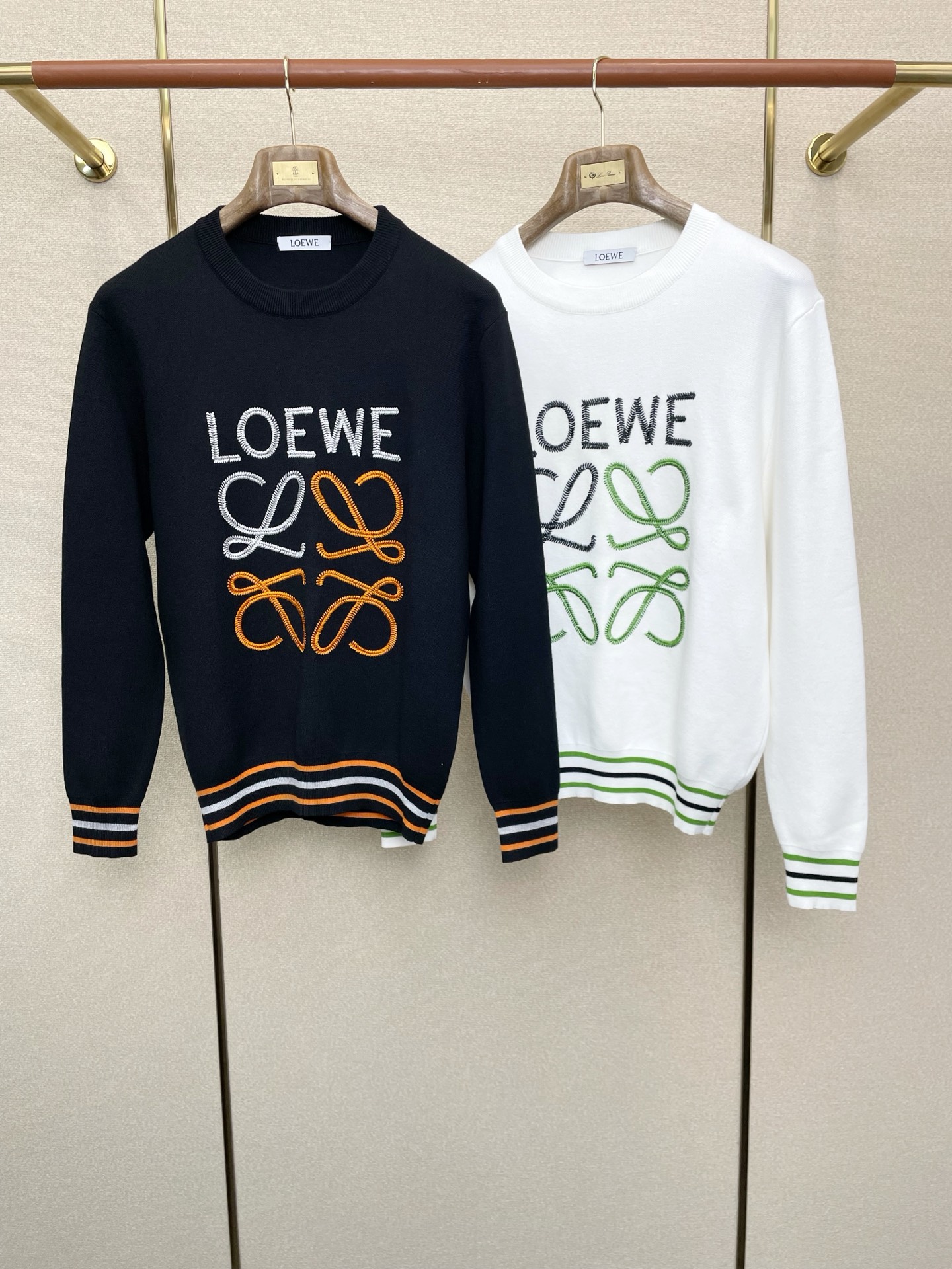 NO:598977,.LOEWE exclusively supplies new autumn and winter original men's casual sweaters. High-end customization. High version. Fashionable and versatile original imported fabrics. Logo pattern design. Super soft and delicate feel. Skin-friendly and comfortable to wear. High-end boutique. The upper body is exquisitely made by the factory. Men's must-have items. Three complete standards. Sizes M-3XL,,loewe,loewe,sweaters,alexander wang19860909.LOEWE罗意威独家专供秋冬新款原单男士休闲毛衣 高端定制 高版本 时尚百搭爆款原版进口面料 logo图案设计 手感超柔软细腻 穿着亲肤舒适 高端精品 代工厂精细做上身非常赞 男士必备单品 三标齐全 尺码M-3XL,,loewe,loewe,sweaters,alexander wang,Men's clothing