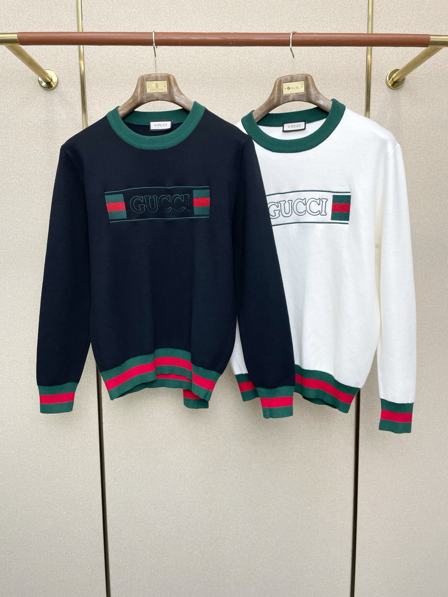 NO:598983,.Gucci Gucci exclusively provides autumn and winter new original men's casual sweaters. High-end customization. High version. Fashionable and versatile original imported fabrics. Logo pattern design. Super soft and delicate feel. Skin-friendly and comfortable to wear. High-end boutique. The upper body is exquisitely made by the factory. Men's must-have items. Three standards are complete. Sizes M-3XL,,gucci,gucci,sweaters,alexander wang19860909.Gucci古驰独家专供秋冬新款原单男士休闲毛衣 高端定制 高版本 时尚百搭爆款原版进口面料 logo图案设计 手感超柔软细腻 穿着亲肤舒适 高端精品 代工厂精细做上身非常赞 男士必备单品 三标齐全 尺码M-3XL,,gucci,gucci,sweaters,alexander wang,Men's clothing