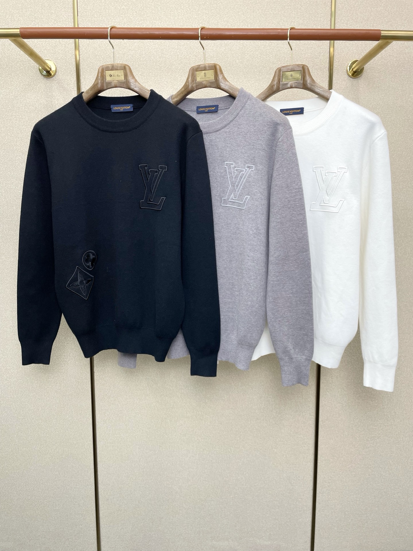 NO:598975,.Louis Vuitton Louis Vuitton's exclusive autumn and winter new original men's casual sweater, high-end customization, high version, fashionable and versatile, original imported fabric logo pattern design, super soft and delicate feel, skin-friendly and comfortable to wear, high-end boutique, factory finely made upper body is very good, men's essential items, three standards complete, size M-3XL,,louis vuitton,louis vuitton,sweaters,alexander wang19860909.Louis Vuitton路易威登独家专供秋冬新款原单男士休闲毛衣 高端定制 高版本 时尚百搭爆款原版进口面料 logo图案设计 手感超柔软细腻 穿着亲肤舒适 高端精品 代工厂精细做上身非常赞 男士必备单品 三标齐全 尺码M-3XL,,louis vuitton,louis vuitton,sweaters,alexander wang,Men's clothing