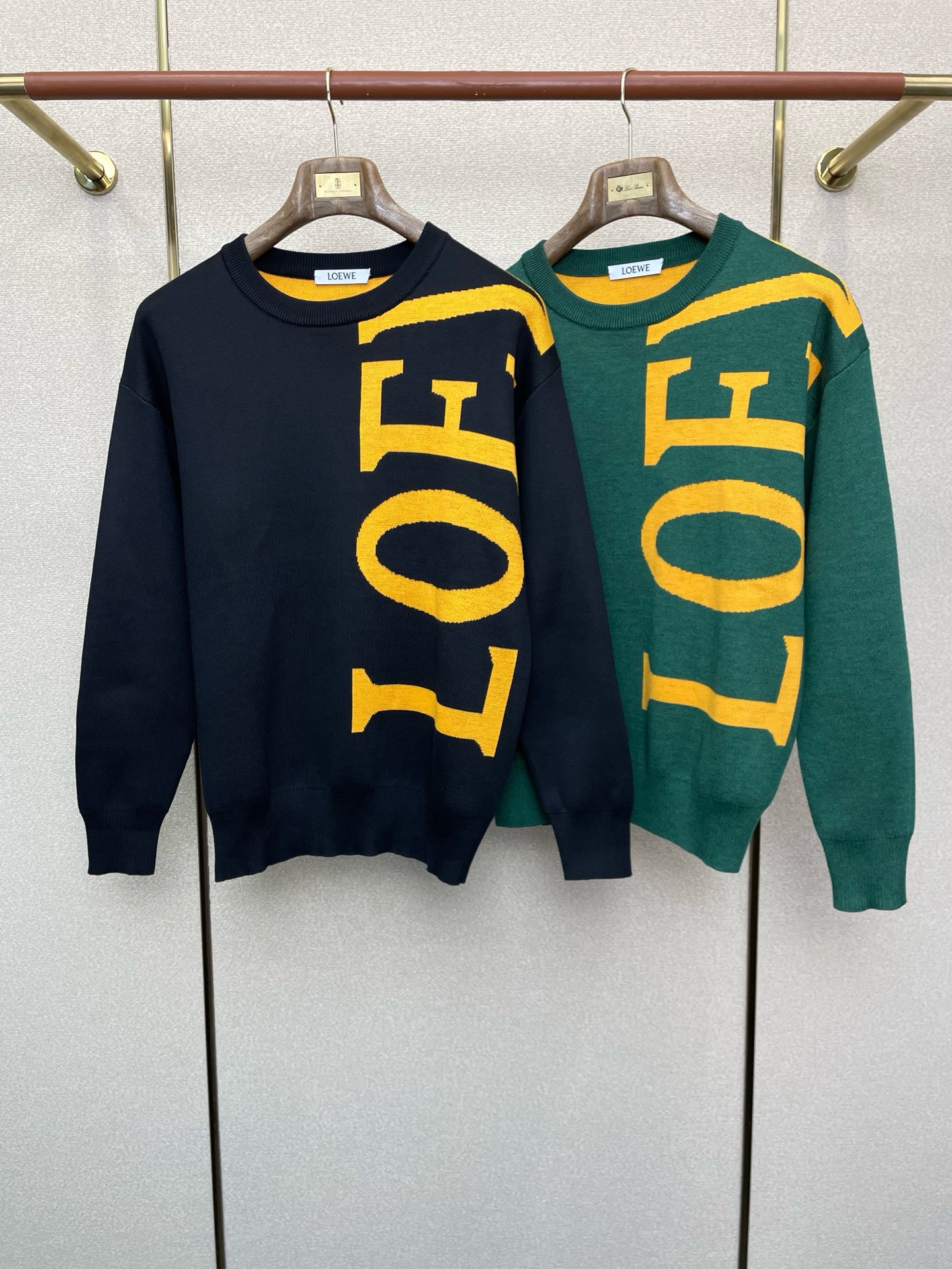 NO:598998,.LOEWE exclusively supplies new autumn and winter original men's casual sweaters. High-end customization. High version. Fashionable and versatile original imported fabrics. Logo pattern design. Super soft and delicate feel. Skin-friendly and comfortable to wear. High-end boutique. The upper body is exquisitely made by the factory. Men's must-have items. Three complete standards. Sizes M-3XL,,loewe,loewe,sweaters,alexander wang19860909.LOEWE罗意威独家专供秋冬新款原单男士休闲毛衣 高端定制 高版本 时尚百搭爆款原版进口面料 logo图案设计 手感超柔软细腻 穿着亲肤舒适 高端精品 代工厂精细做上身非常赞 男士必备单品 三标齐全 尺码M-3XL,,loewe,loewe,sweaters,alexander wang,Men's clothing