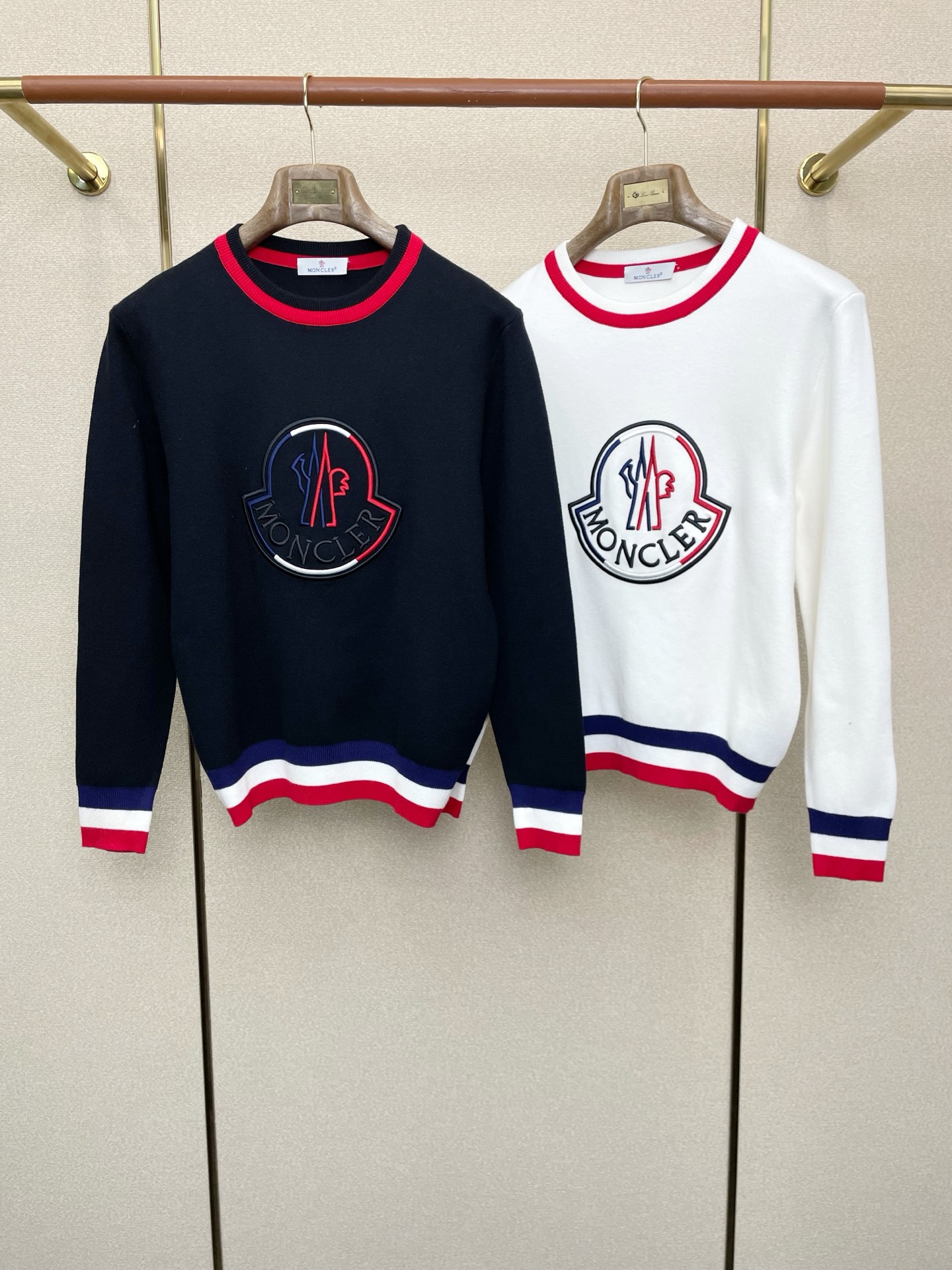 NO:598966,.Moncler Moncler exclusive exclusive for autumn and winter new original men's casual sweaters, high-end customization, high version, fashionable and versatile, original imported fabrics, logo pattern design, super soft and delicate feel, skin-friendly and comfortable to wear, high-end boutique, exquisite upper body made by the factory is very good, men's essential items, three complete standards, sizes M-3XL,,Moncler,sweaters,alexander wang19860909.Moncler蒙口独家专供秋冬新款原单男士休闲毛衣 高端定制 高版本 时尚百搭爆款原版进口面料 logo图案设计 手感超柔软细腻 穿着亲肤舒适 高端精品 代工厂精细做上身非常赞 男士必备单品 三标齐全 尺码M-3XL,,Moncler,sweaters,alexander wang,Men's clothing