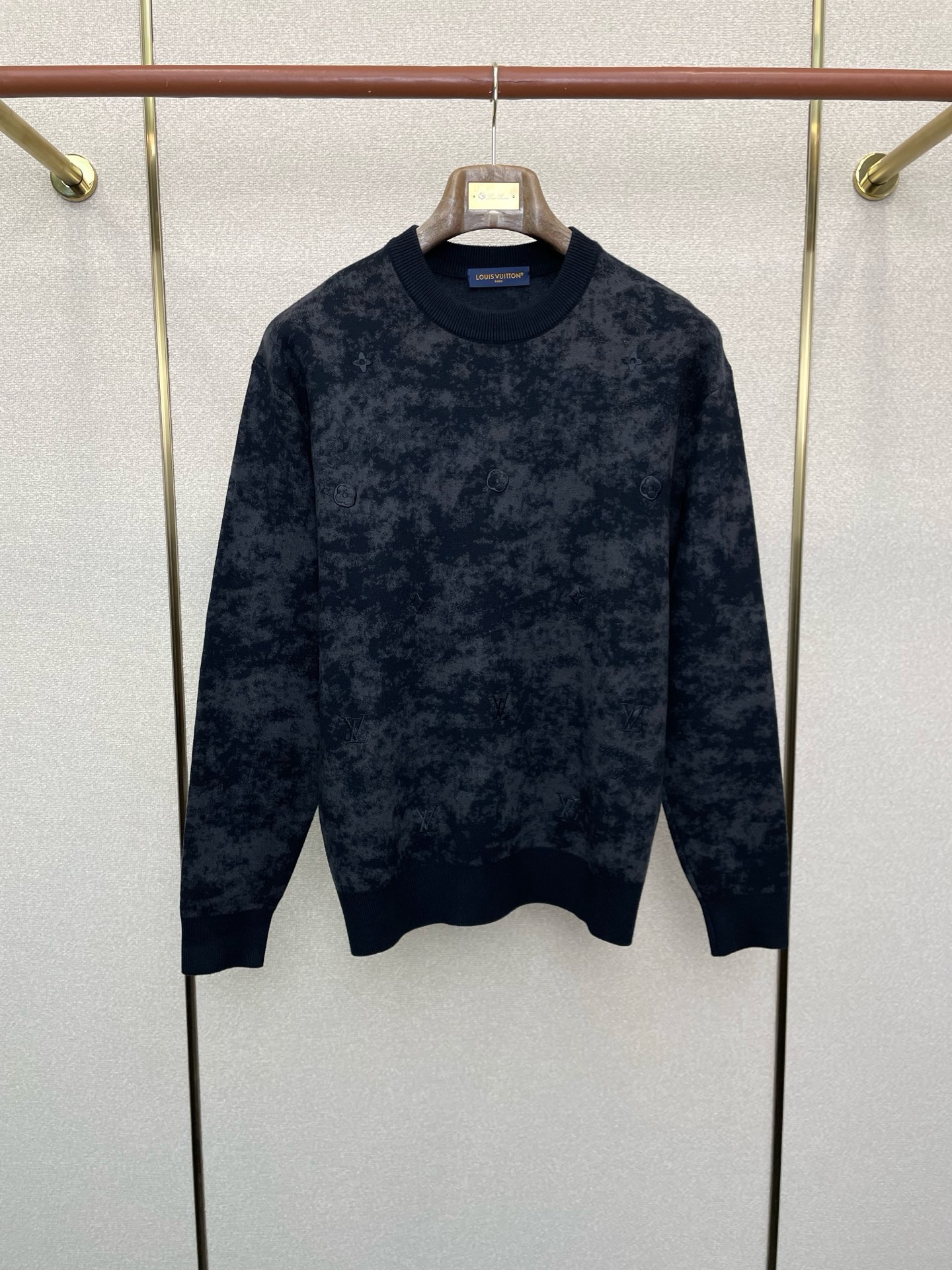 NO:598994,.Louis Vuitton Louis Vuitton's exclusive autumn and winter new original men's casual sweater, high-end customization, high version, fashionable and versatile, original imported fabric logo pattern design, super soft and delicate feel, skin-friendly and comfortable to wear, high-end boutique, factory finely made upper body is very good, men's essential items, three standards complete, size M-3XL,,louis vuitton,louis vuitton,sweaters,alexander wang19860909.Louis Vuitton路易威登独家专供秋冬新款原单男士休闲毛衣 高端定制 高版本 时尚百搭爆款原版进口面料 logo图案设计 手感超柔软细腻 穿着亲肤舒适 高端精品 代工厂精细做上身非常赞 男士必备单品 三标齐全 尺码M-3XL,,louis vuitton,louis vuitton,sweaters,alexander wang,Men's clothing