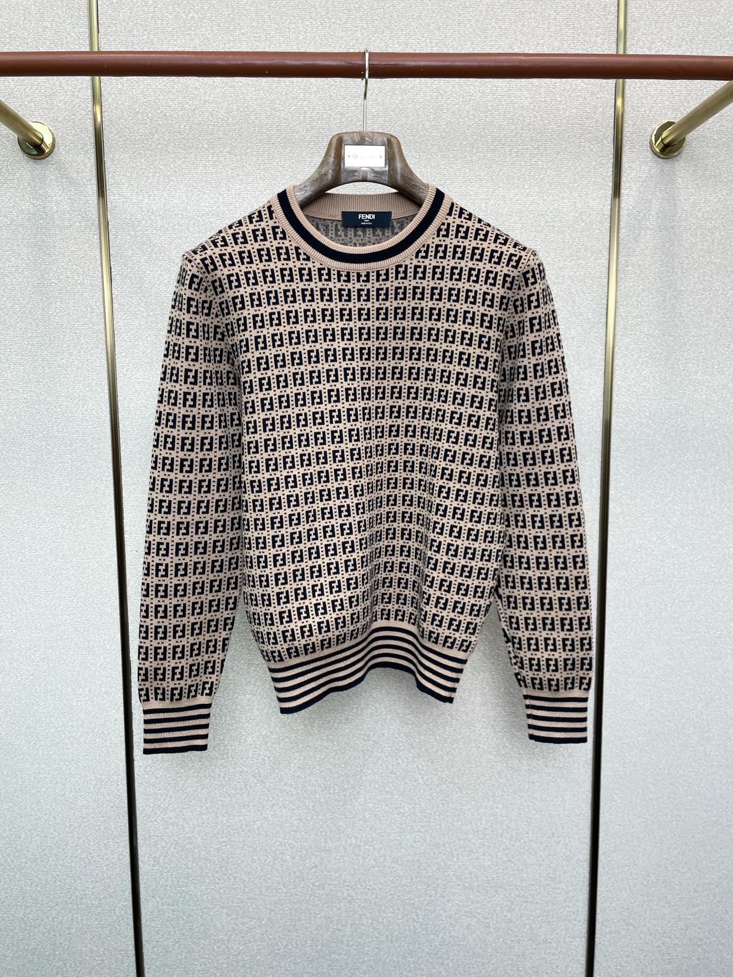 NO:598988,.FENDI Fendi exclusively provides autumn and winter new original men's casual sweaters. High-end customization. High version. Fashionable and versatile original imported fabrics. Logo pattern design. Super soft and delicate feel. Skin-friendly and comfortable to wear. High-end boutique. The upper body is exquisitely made by the factory. Men's must-have items. Three complete standards. Sizes M-3XL,,fendi,fendi,sweaters,alexander wang19860909.FENDI芬迪独家专供秋冬新款原单男士休闲毛衣 高端定制 高版本 时尚百搭爆款原版进口面料 logo图案设计 手感超柔软细腻 穿着亲肤舒适 高端精品 代工厂精细做上身非常赞 男士必备单品 三标齐全 尺码M-3XL,,fendi,fendi,sweaters,alexander wang,Men's clothing