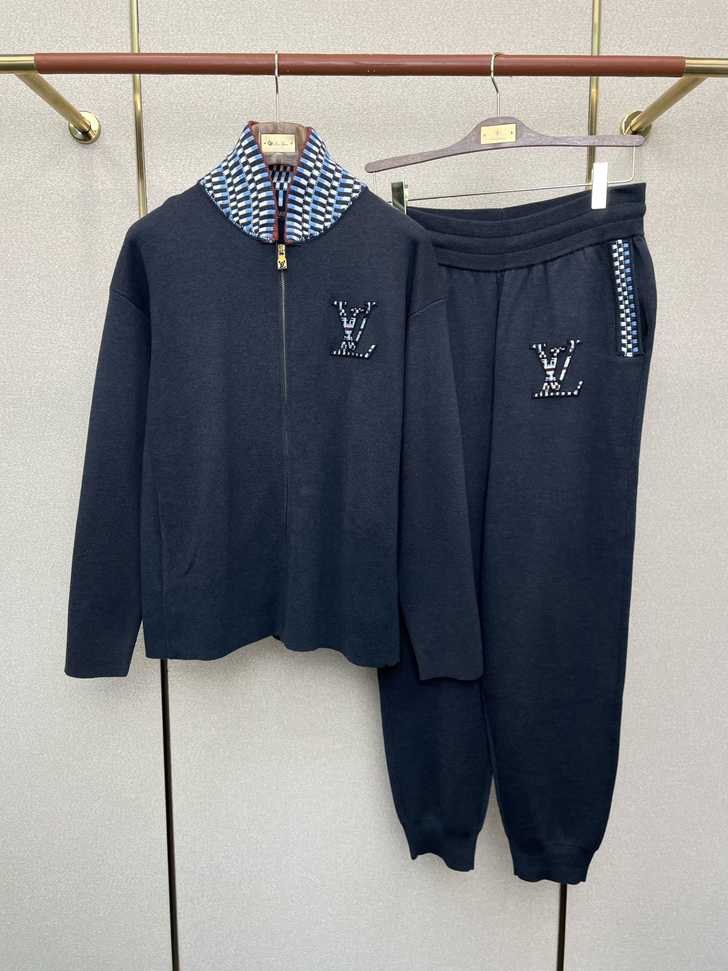 NO:599018,Tops and pants. Louis Vuitton exclusively offers the same knitted sweater set for new counters, full of high-end feel!  The details are exquisite and high-end, and the workmanship is impeccable!  The imported fabric is three-dimensional and exquisite. The original high-end double-sided jersey fabric is very high-end!  Original zipper!  The fabric is stiff, wrinkle-resistant and wear-resistant, moisture-absorbent, quick-drying and breathable, neat and stylish. Size 46-54, louis vuitton, louis vuitton, sweaters, alexander wang19860909上衣、裤子.Louis Vuitton路易威登独家专供新款专柜同款针织毛衣套装,高级感满满！细节精致高档,做工无可挑剔！进口面料 立体精致细腻.原版高端双面平纹针织面料很显高级！原版拉链！面料挺括抗皱耐磨,吸湿速干透气,利落有型.码数46-54,,louis vuitton,louis vuitton,sweaters,alexander wang,Men's clothing