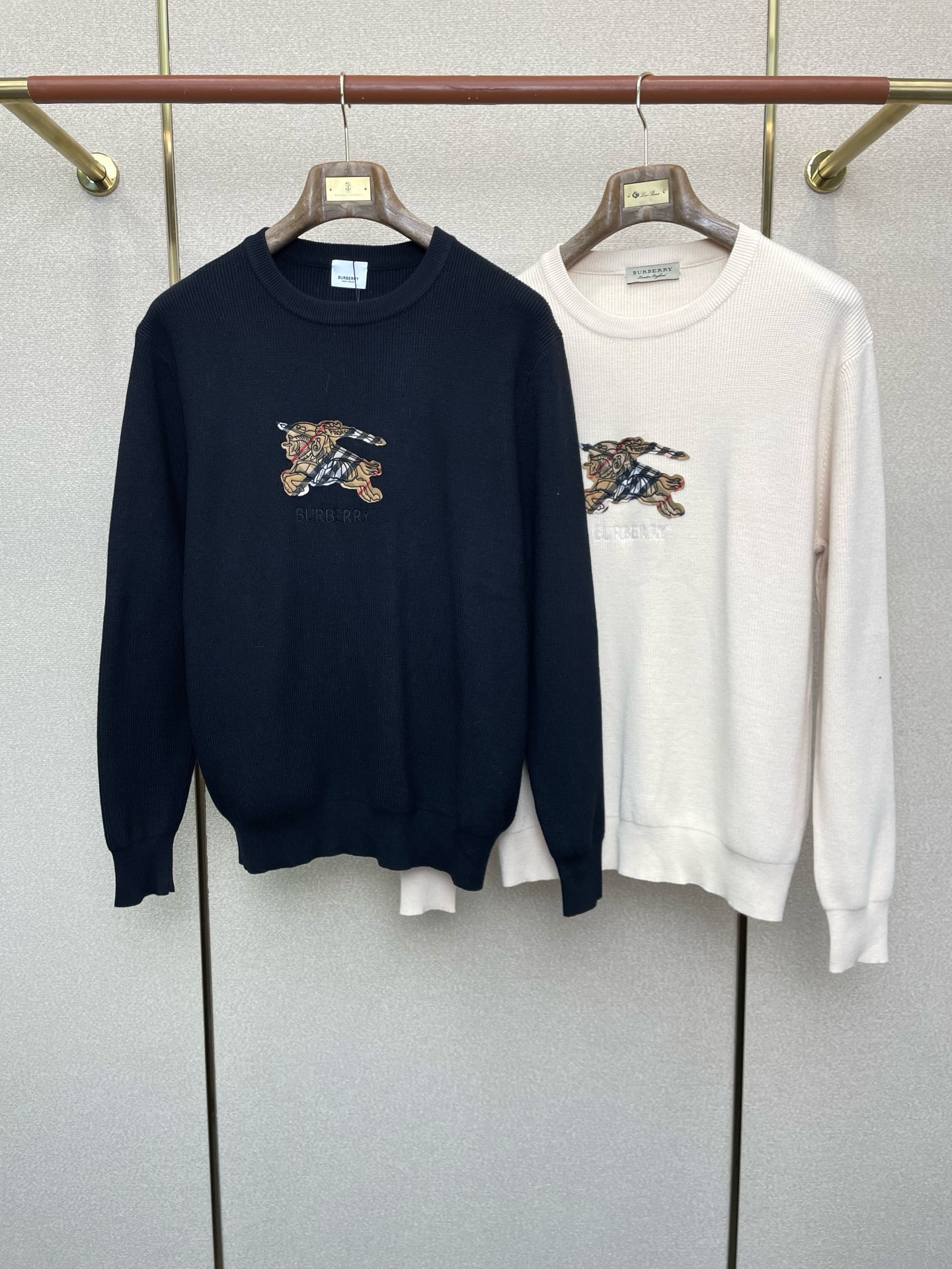 NO:598984,.Burberry exclusively provides autumn and winter new original men's casual sweaters. High-end customized high version. Fashionable and versatile original imported fabrics with logo pattern design. Super soft and delicate feel. Skin-friendly and comfortable to wear. High-end boutique. The upper body is exquisitely made by the factory. Men's must-have items. Three complete standards. Sizes M-3XL,,burberry,burberry,sweaters,alexander wang19860909.Burberry巴宝莉独家专供秋冬新款原单男士休闲毛衣 高端定制 高版本 时尚百搭爆款原版进口面料 logo图案设计 手感超柔软细腻 穿着亲肤舒适 高端精品 代工厂精细做上身非常赞 男士必备单品 三标齐全 尺码M-3XL,,burberry,burberry,sweaters,alexander wang,Men's clothing