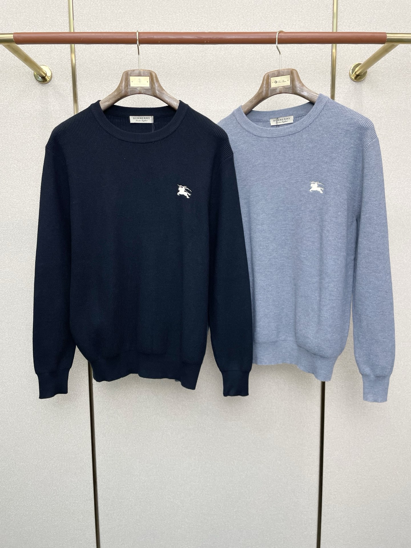 NO:599000,.Burberry exclusively provides autumn and winter new original men's casual sweaters. High-end customized high version. Fashionable and versatile original imported fabrics with logo pattern design. Super soft and delicate feel. Skin-friendly and comfortable to wear. High-end boutique. The upper body is exquisitely made by the factory. Men's must-have items. Three complete standards. Sizes M-3XL,,burberry,burberry,sweaters,alexander wang19860909.Burberry巴宝莉独家专供秋冬新款原单男士休闲毛衣 高端定制 高版本 时尚百搭爆款原版进口面料 logo图案设计 手感超柔软细腻 穿着亲肤舒适 高端精品 代工厂精细做上身非常赞 男士必备单品 三标齐全 尺码M-3XL,,burberry,burberry,sweaters,alexander wang,Men's clothing