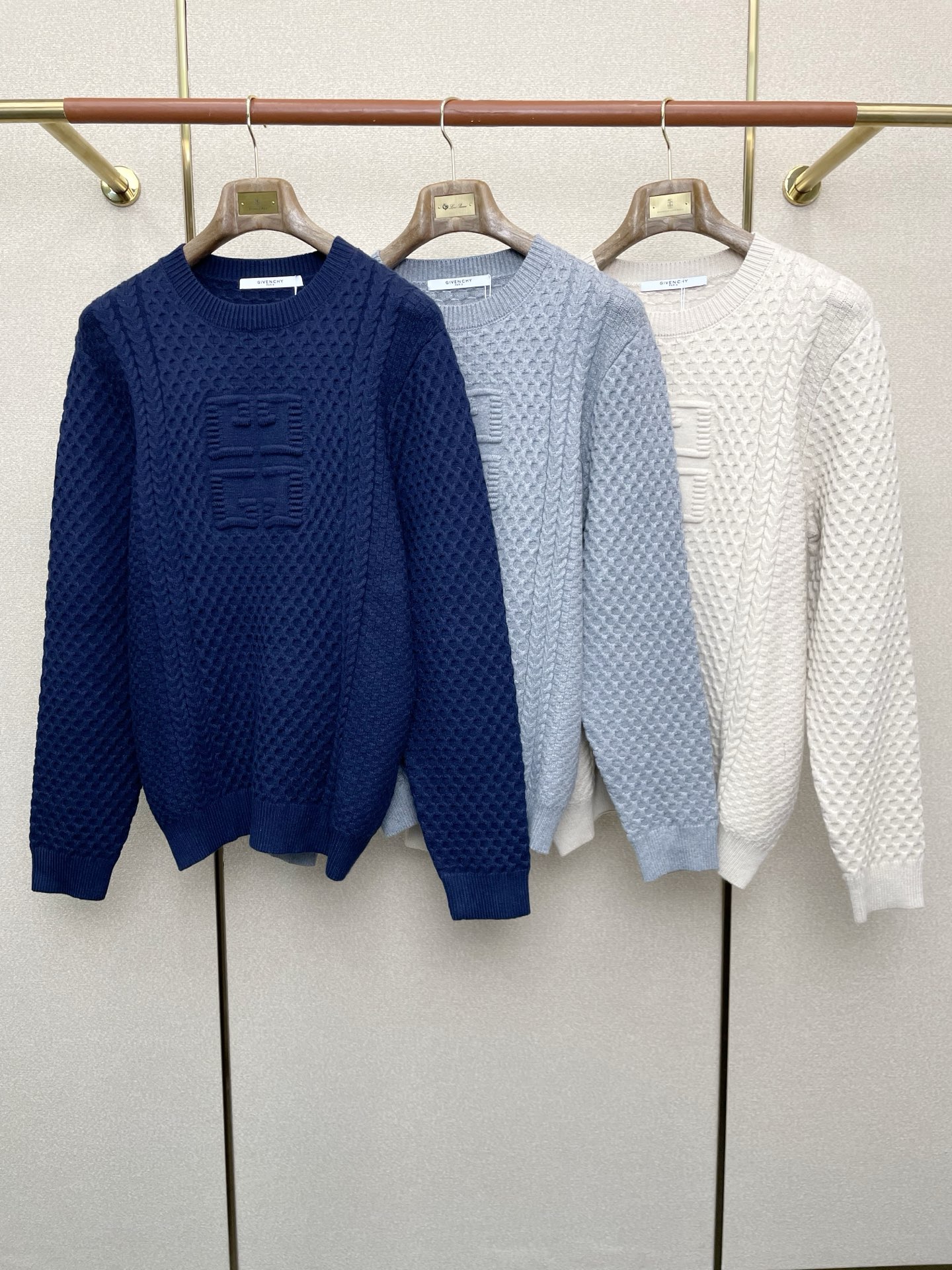 NO:598990,.Givenchy Exclusively supplies new autumn and winter original men's casual sweaters, high-end customization, high version, fashionable and versatile, original imported fabric logo design, super soft and delicate feel, skin-friendly and comfortable to wear, high-end boutique, exquisite upper body made by the factory, very good, men's must-have items, three complete standards, sizes M-3XL,,givenchy,givenchy,sweaters,alexander wang19860909.Givenchy纪梵希独家专供秋冬新款原单男士休闲毛衣 高端定制 高版本 时尚百搭爆款原版进口面料 logo图案设计 手感超柔软细腻 穿着亲肤舒适 高端精品 代工厂精细做上身非常赞 男士必备单品 三标齐全 尺码M-3XL,,givenchy,givenchy,sweaters,alexander wang,Men's clothing