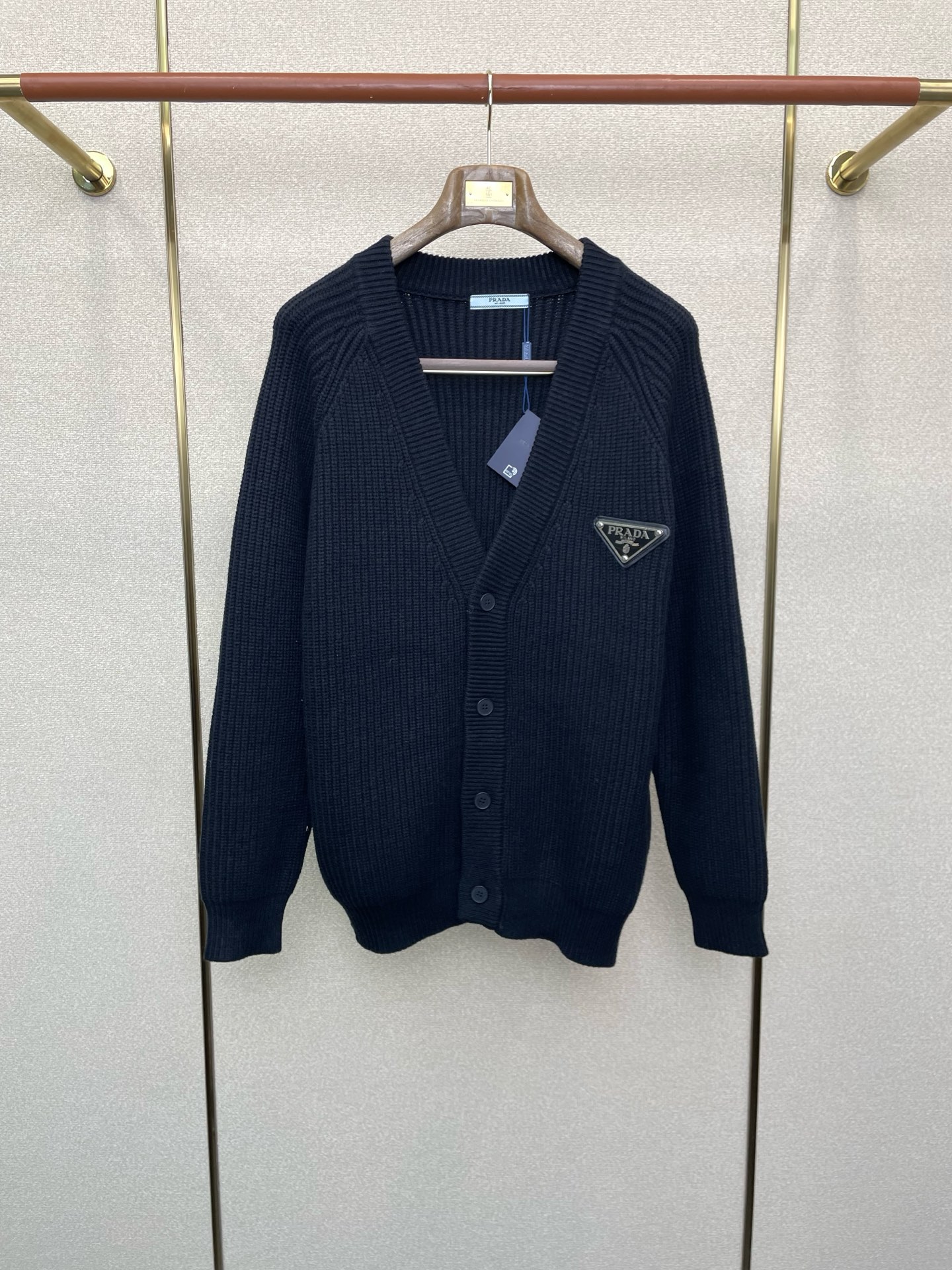 NO:598963,.Prada exclusively supplies autumn and winter new original men's casual sweater jackets. High-end customization. High version. Fashionable and versatile original imported fabrics with logo pattern design. Super soft and delicate feel. Skin-friendly and comfortable to wear. High-end boutique. The upper body is exquisitely made by the factory. Men's must-have items. Three complete standards. Sizes M-3XL, prada, prada, jackets & coats, sweaters, alexander wang19860909.Prada普拉达独家专供秋冬新款原单男士休闲毛衣外套 高端定制 高版本 时尚百搭爆款原版进口面料 logo图案设计 手感超柔软细腻 穿着亲肤舒适 高端精品 代工厂精细做上身非常赞 男士必备单品 三标齐全 尺码M-3XL,,prada,prada,jackets & coats,sweaters,alexander wang,Men's clothing