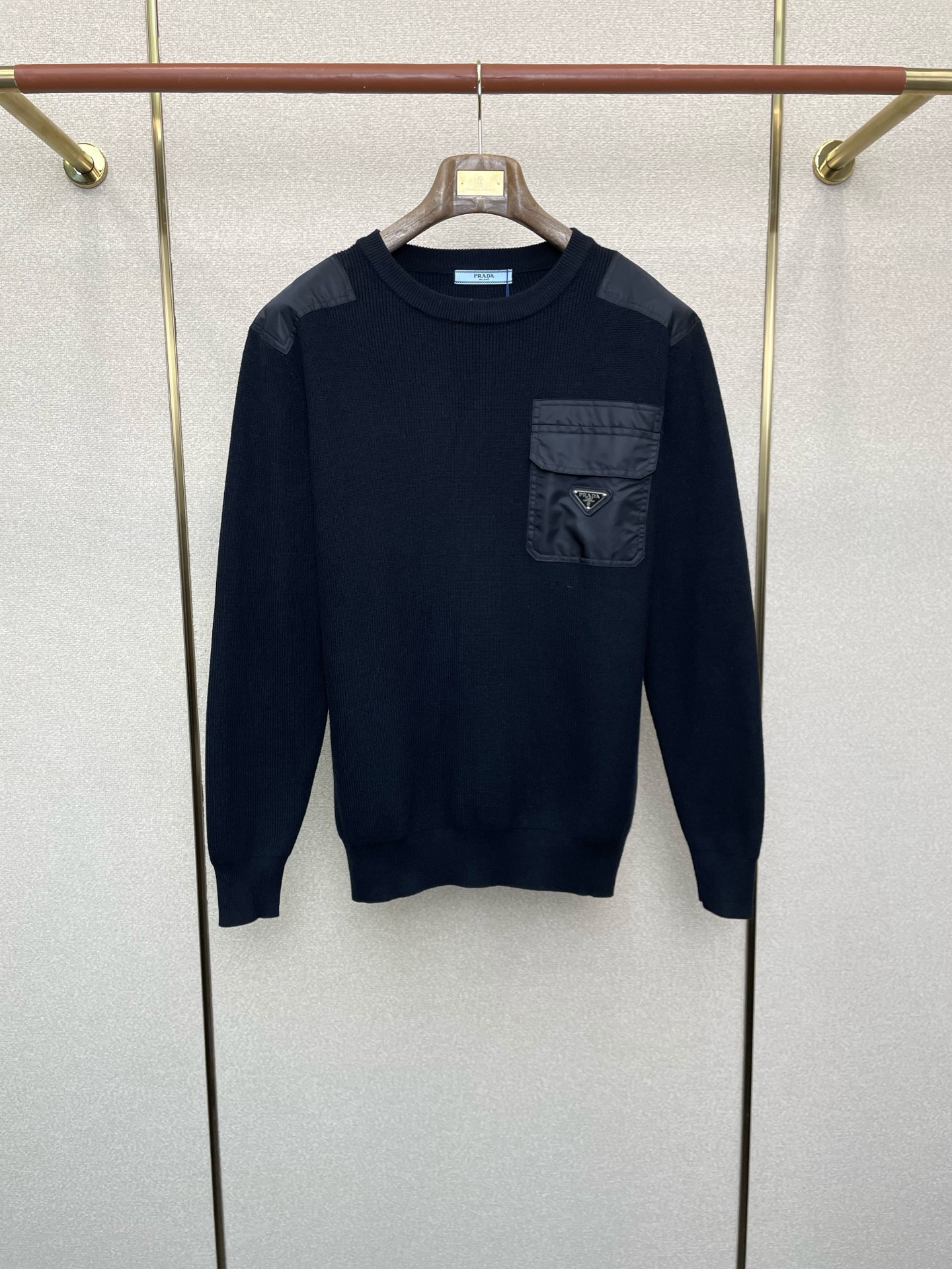 NO:598986,.Prada exclusively supplies autumn and winter new original men's casual sweater jackets. High-end customization. High version. Fashionable and versatile original imported fabrics with logo pattern design. Super soft and delicate feel. Skin-friendly and comfortable to wear. High-end boutique. The upper body is exquisitely made by the factory. Men's must-have items. Three complete standards. Sizes M-3XL, prada, prada, jackets & coats, sweaters, alexander wang19860909.Prada普拉达独家专供秋冬新款原单男士休闲毛衣外套 高端定制 高版本 时尚百搭爆款原版进口面料 logo图案设计 手感超柔软细腻 穿着亲肤舒适 高端精品 代工厂精细做上身非常赞 男士必备单品 三标齐全 尺码M-3XL,,prada,prada,jackets & coats,sweaters,alexander wang,Men's clothing