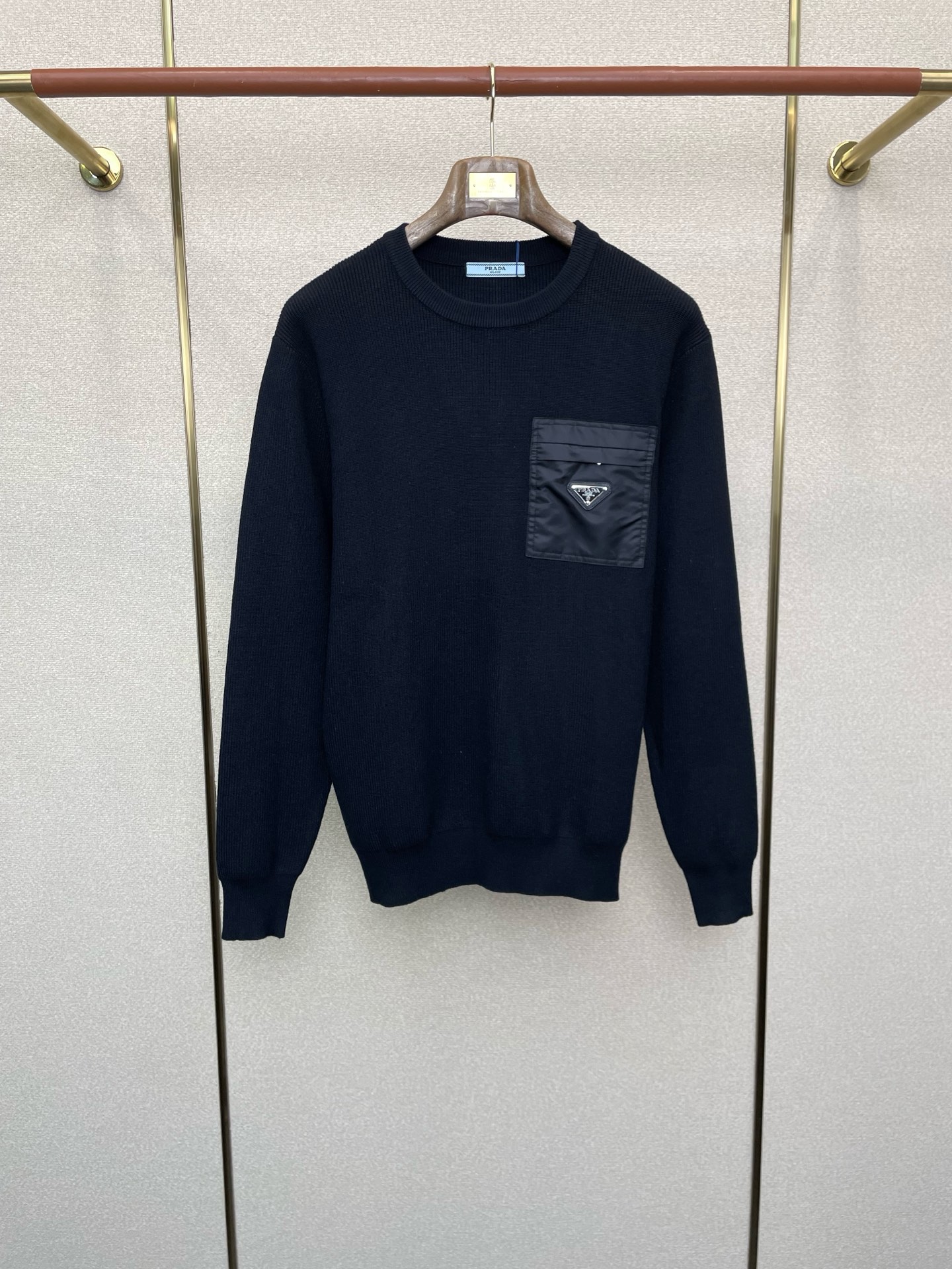 NO:598980,.Prada exclusively supplies autumn and winter new original men's casual sweater jackets. High-end customization. High version. Fashionable and versatile original imported fabrics with logo pattern design. Super soft and delicate feel. Skin-friendly and comfortable to wear. High-end boutique. The upper body is exquisitely made by the factory. Men's must-have items. Three complete standards. Sizes M-3XL, prada, prada, jackets & coats, sweaters, alexander wang19860909.Prada普拉达独家专供秋冬新款原单男士休闲毛衣外套 高端定制 高版本 时尚百搭爆款原版进口面料 logo图案设计 手感超柔软细腻 穿着亲肤舒适 高端精品 代工厂精细做上身非常赞 男士必备单品 三标齐全 尺码M-3XL,,prada,prada,jackets & coats,sweaters,alexander wang,Men's clothing