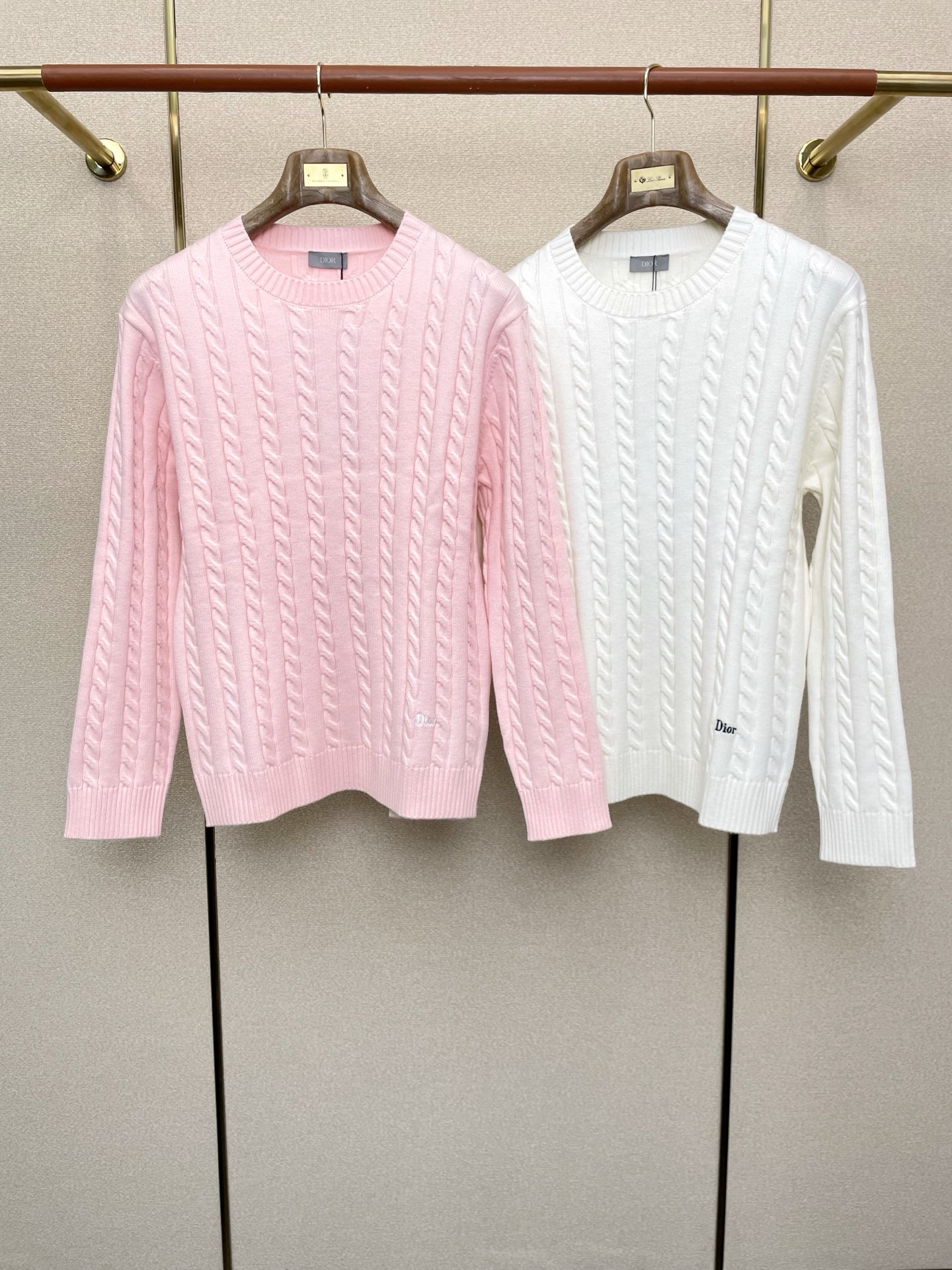 NO:598987,.Dior Dior exclusively supplies new autumn and winter original men's casual sweaters. High-end customization. High version. Fashionable and versatile original imported fabrics. Logo pattern design. Super soft and delicate feel. Skin-friendly and comfortable to wear. High-end boutique. The upper body is exquisitely made by the factory. Men's must-have items. Three complete standards. Sizes M-3XL, dior, dior, sweaters, alexander wang19860909.Dior迪奥独家专供秋冬新款原单男士休闲毛衣 高端定制 高版本 时尚百搭爆款原版进口面料 logo图案设计 手感超柔软细腻 穿着亲肤舒适 高端精品 代工厂精细做上身非常赞 男士必备单品 三标齐全 尺码M-3XL,,dior,dior,sweaters,alexander wang,Men's clothing