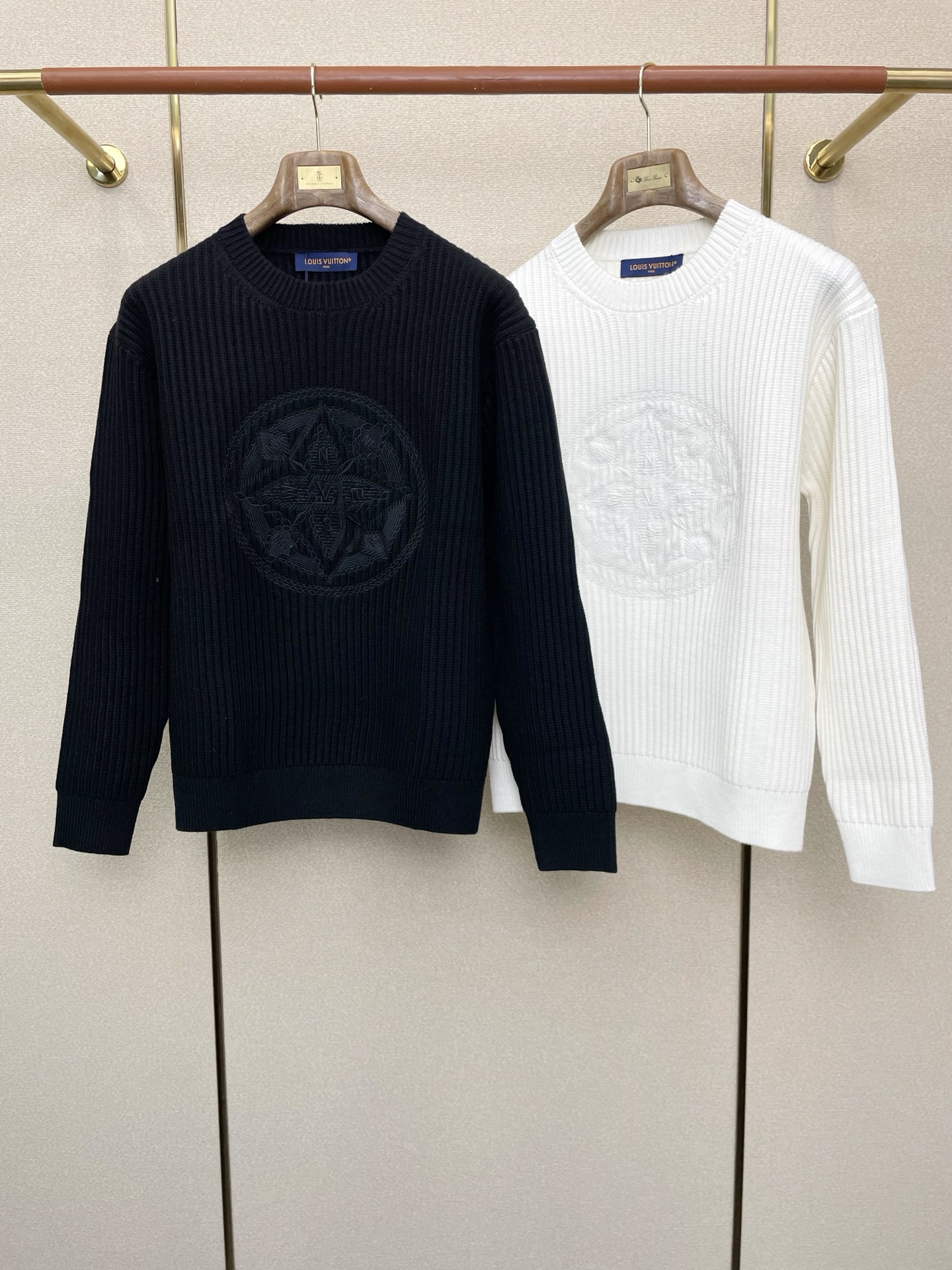 NO:598992,.Louis Vuitton Louis Vuitton's exclusive autumn and winter new original men's casual sweater, high-end customization, high version, fashionable and versatile, original imported fabric logo pattern design, super soft and delicate feel, skin-friendly and comfortable to wear, high-end boutique, factory finely made upper body is very good, men's essential items, three standards complete, size M-2XL,,louis vuitton,louis vuitton,sweaters,alexander wang19860909.Louis Vuitton路易威登独家专供秋冬新款原单男士休闲毛衣 高端定制 高版本 时尚百搭爆款原版进口面料 logo图案设计 手感超柔软细腻 穿着亲肤舒适 高端精品 代工厂精细做上身非常赞 男士必备单品 三标齐全 尺码M-2XL,,louis vuitton,louis vuitton,sweaters,alexander wang,Men's clothing