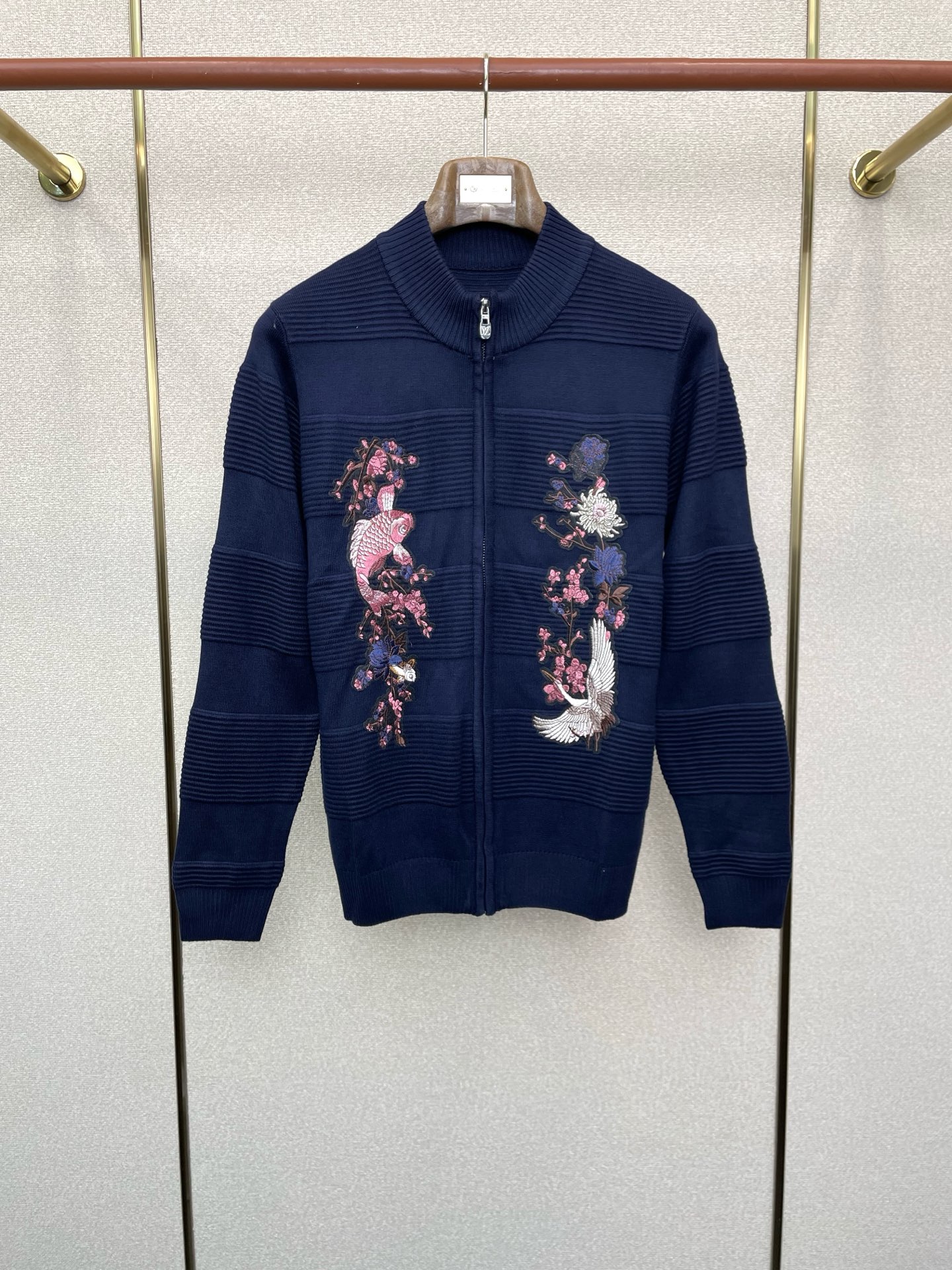 NO:599007,.Louis Vuitton Louis Vuitton's exclusive autumn and winter new original men's casual cardigan sweater, high-end customization, high version, fashionable and versatile original imported fabric logo pattern design, super soft and delicate feel, skin-friendly and comfortable to wear, high-end boutique, the upper body is exquisitely made by the foundry, men's essential items, three standards complete, sizes M-3XL,,louis vuitton,louis vuitton,sweaters,alexander wang19860909.Louis Vuitton路易威登独家专供秋冬新款原单男士休闲开衫毛衣 高端定制 高版本 时尚百搭爆款原版进口面料 logo图案设计 手感超柔软细腻 穿着亲肤舒适 高端精品 代工厂精细做上身非常赞 男士必备单品 三标齐全 尺码M-3XL,,louis vuitton,louis vuitton,sweaters,alexander wang,Men's clothing