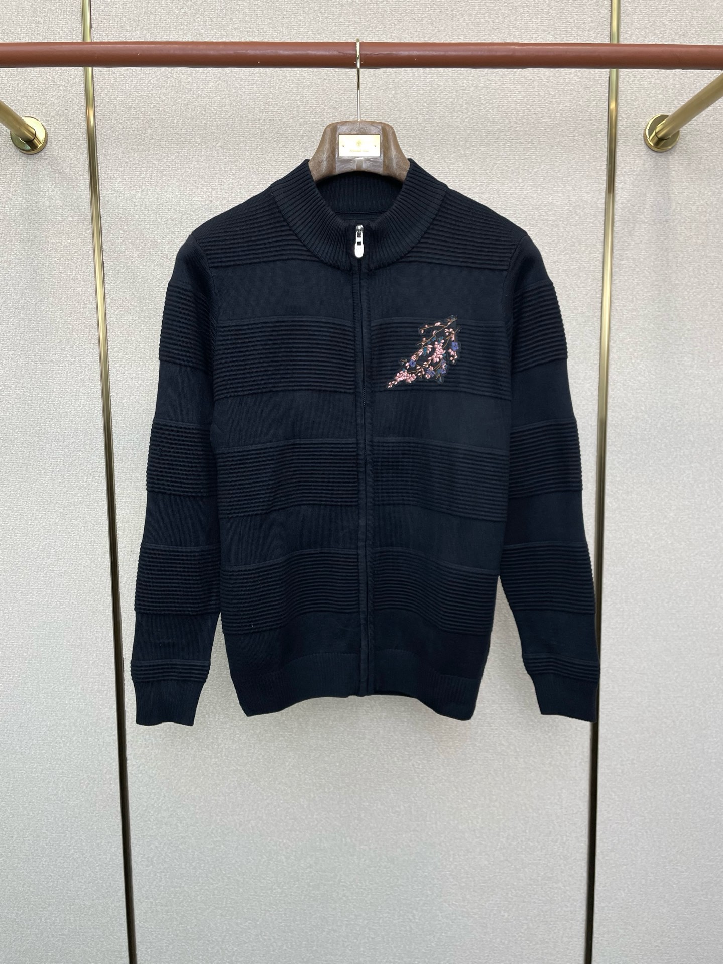 NO:598989,.Louis Vuitton Louis Vuitton's exclusive autumn and winter new original men's casual cardigan sweater, high-end customization, high version, fashionable and versatile original imported fabric logo pattern design, super soft and delicate feel, skin-friendly and comfortable to wear, high-end boutique, the upper body is exquisitely made by the foundry, men's essential items, three standards complete, sizes M-3XL,,louis vuitton,louis vuitton,sweaters,alexander wang19860909.Louis Vuitton路易威登独家专供秋冬新款原单男士休闲开衫毛衣 高端定制 高版本 时尚百搭爆款原版进口面料 logo图案设计 手感超柔软细腻 穿着亲肤舒适 高端精品 代工厂精细做上身非常赞 男士必备单品 三标齐全 尺码M-3XL,,louis vuitton,louis vuitton,sweaters,alexander wang,Men's clothing