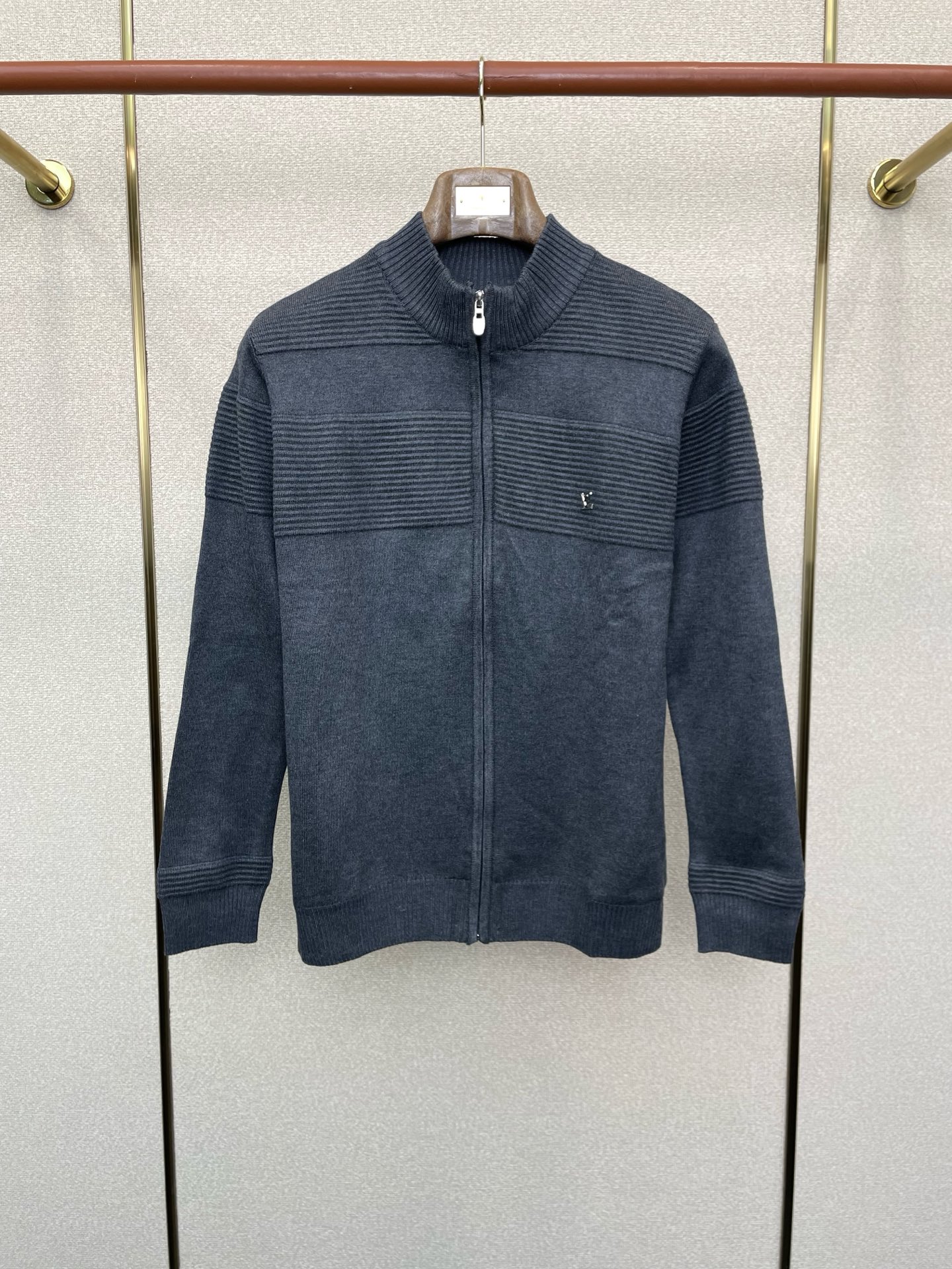 NO:598995,.Louis Vuitton Louis Vuitton's exclusive autumn and winter new original men's casual velvet cardigan sweater, high-end customization, high version, fashionable and versatile, original imported fabric logo pattern design, super soft and delicate feel, skin-friendly and comfortable to wear, high-end boutique, the upper body is exquisitely made by the factory, a must-have item for men, three standards are complete, sizes M-3XL,,louis vuitton,louis vuitton,sweaters,alexander wang19860909.Louis Vuitton路易威登独家专供秋冬新款原单男士休闲加绒开衫毛衣 高端定制 高版本 时尚百搭爆款原版进口面料 logo图案设计 手感超柔软细腻 穿着亲肤舒适 高端精品 代工厂精细做上身非常赞 男士必备单品 三标齐全 尺码M-3XL,,louis vuitton,louis vuitton,sweaters,alexander wang,Men's clothing