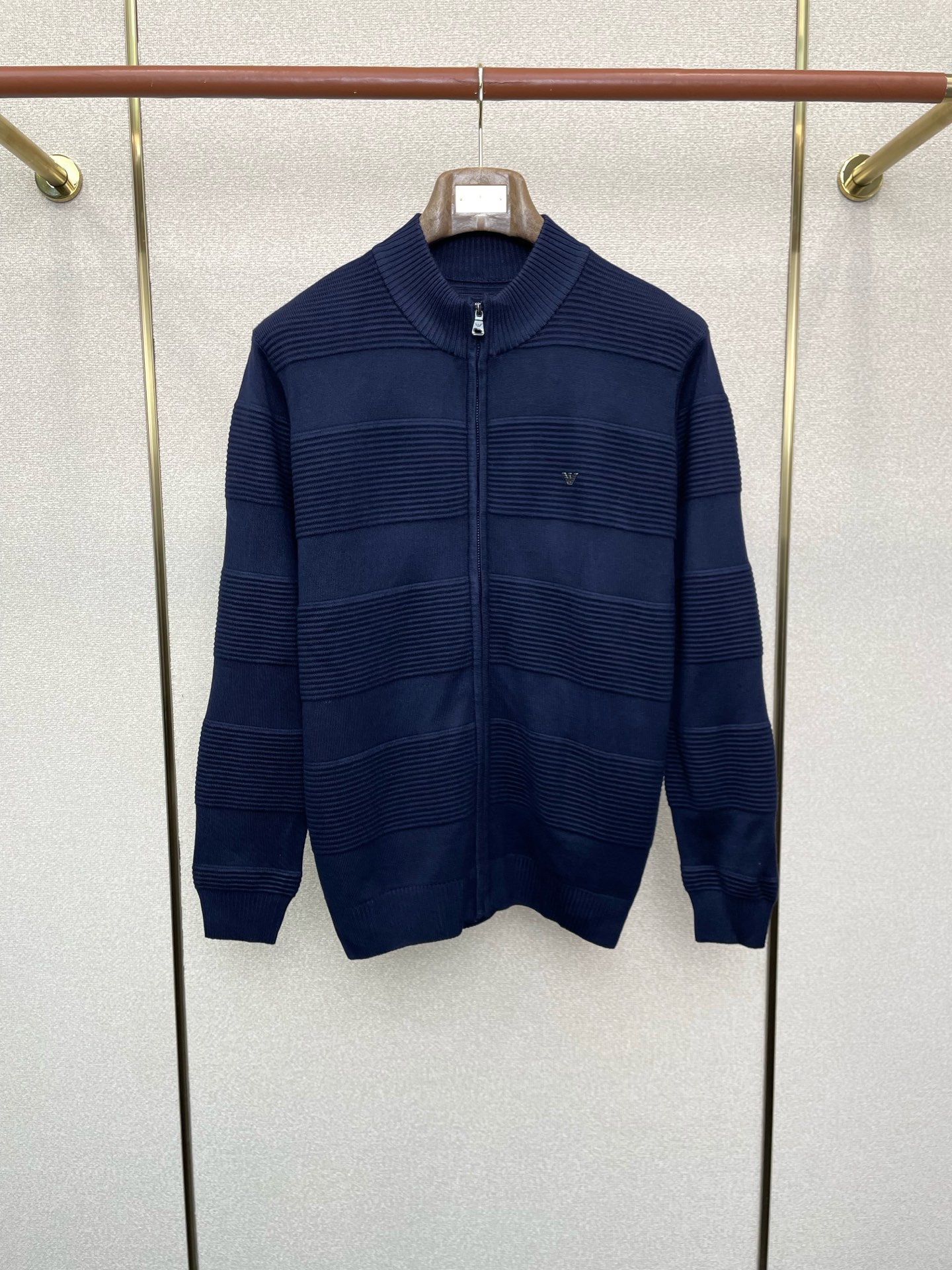 NO:598999,.ARMANI exclusively supplies autumn and winter new original men's casual cardigan sweaters. High-end customization. High version. Fashionable and versatile original imported fabrics. Logo pattern design. Super soft and delicate feel. Skin-friendly and comfortable to wear. High-end boutique. The upper body is exquisitely made by the factory. Men's must-have items. Three complete standards. Sizes M-3XL, armani, armani, sweaters, alexander wang19860909.ARMANI阿玛尼独家专供秋冬新款原单男士休闲开衫毛衣 高端定制 高版本 时尚百搭爆款原版进口面料 logo图案设计 手感超柔软细腻 穿着亲肤舒适 高端精品 代工厂精细做上身非常赞 男士必备单品 三标齐全 尺码M-3XL,,armani,armani,sweaters,alexander wang,Men's clothing