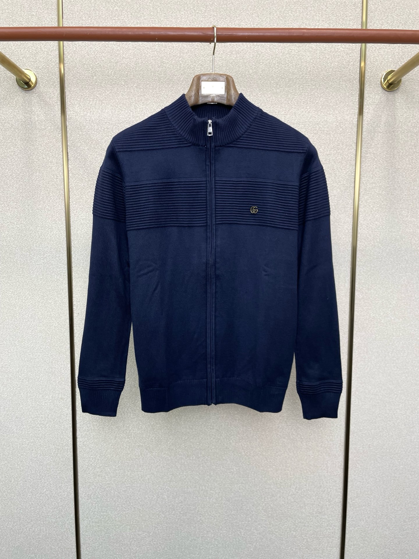 NO:599003,.Gucci Gucci exclusively supplies the new autumn and winter original men's casual velvet cardigan sweaters. High-end customization. High version. Fashionable and versatile original imported fabrics. Logo pattern design. Super soft and delicate feel. Skin-friendly and comfortable to wear. High-end boutique. The upper body is exquisitely made by the factory. Men's must-have items. Three complete standards. Sizes M-3XL,,gucci,gucci,sweaters,alexander wang19860909.Gucci古驰独家专供秋冬新款原单男士休闲加绒开衫毛衣 高端定制 高版本 时尚百搭爆款原版进口面料 logo图案设计 手感超柔软细腻 穿着亲肤舒适 高端精品 代工厂精细做上身非常赞 男士必备单品 三标齐全 尺码M-3XL,,gucci,gucci,sweaters,alexander wang,Men's clothing