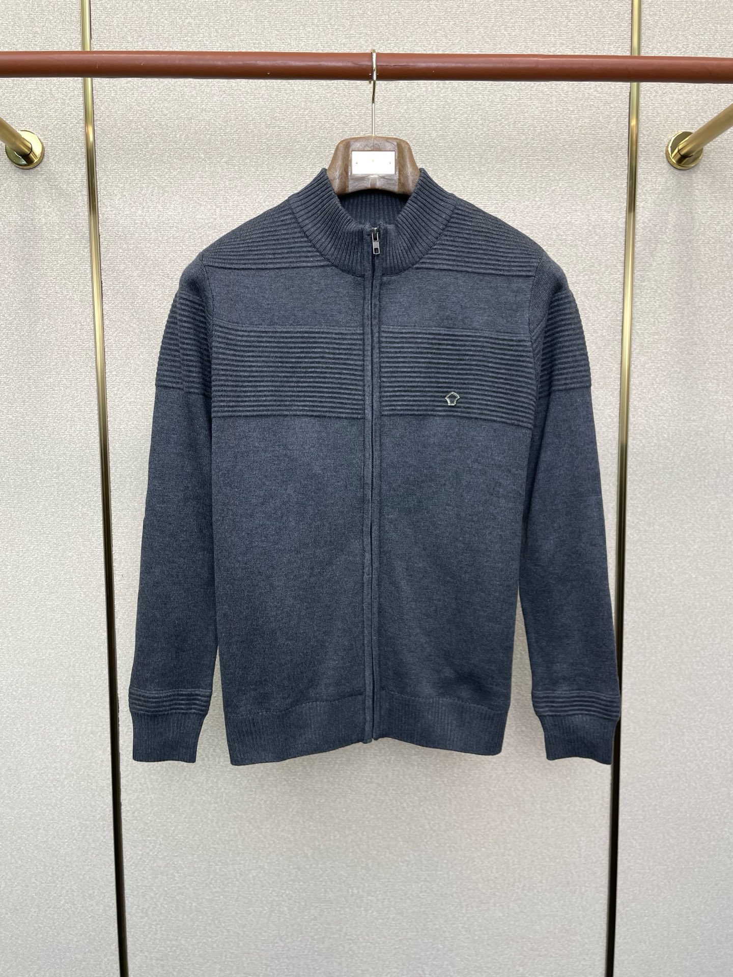 NO:599006,.VERSACE Versace exclusively provides the new autumn and winter original men's casual velvet cardigan sweaters. High-end customization. High version. Fashionable and versatile original imported fabrics. Logo pattern design. Super soft and delicate feel. Skin-friendly and comfortable to wear. High-end boutique. The upper body is exquisitely made by the factory. Men's must-have items. Three complete standards. Sizes M-3XL,,versace,versace,sweaters,alexander wang19860909.VERSACE范思哲独家专供秋冬新款原单男士休闲加绒开衫毛衣 高端定制 高版本 时尚百搭爆款原版进口面料 logo图案设计 手感超柔软细腻 穿着亲肤舒适 高端精品 代工厂精细做上身非常赞 男士必备单品 三标齐全 尺码M-3XL,,versace,versace,sweaters,alexander wang,Men's clothing