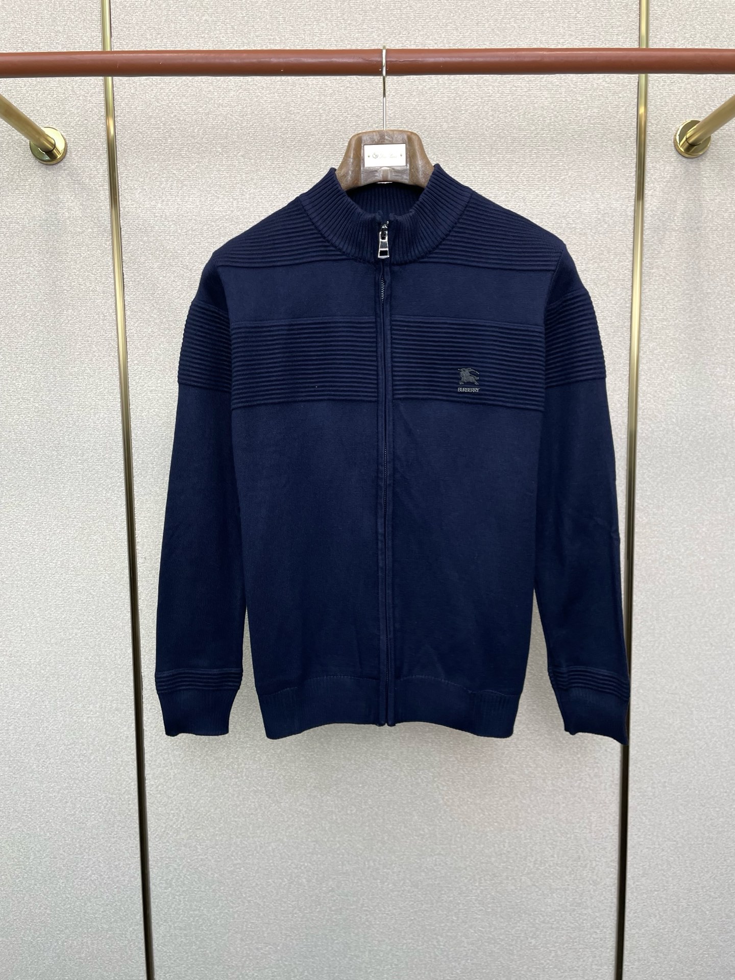 NO:599002,.Burberry exclusively supplies autumn and winter new original men's casual velvet cardigan sweaters. High-end customization. High version. Fashionable and versatile original imported fabrics. Logo pattern design. Super soft and delicate feel. Skin-friendly and comfortable to wear. High-end boutique. The upper body is exquisitely made by the factory. Men's must-have items. Three complete standards. Sizes M-3XL,,burberry,burberry,sweaters,alexander wang19860909.Burberry巴宝莉独家专供秋冬新款原单男士休闲加绒开衫毛衣 高端定制 高版本 时尚百搭爆款原版进口面料 logo图案设计 手感超柔软细腻 穿着亲肤舒适 高端精品 代工厂精细做上身非常赞 男士必备单品 三标齐全 尺码M-3XL,,burberry,burberry,sweaters,alexander wang,Men's clothing